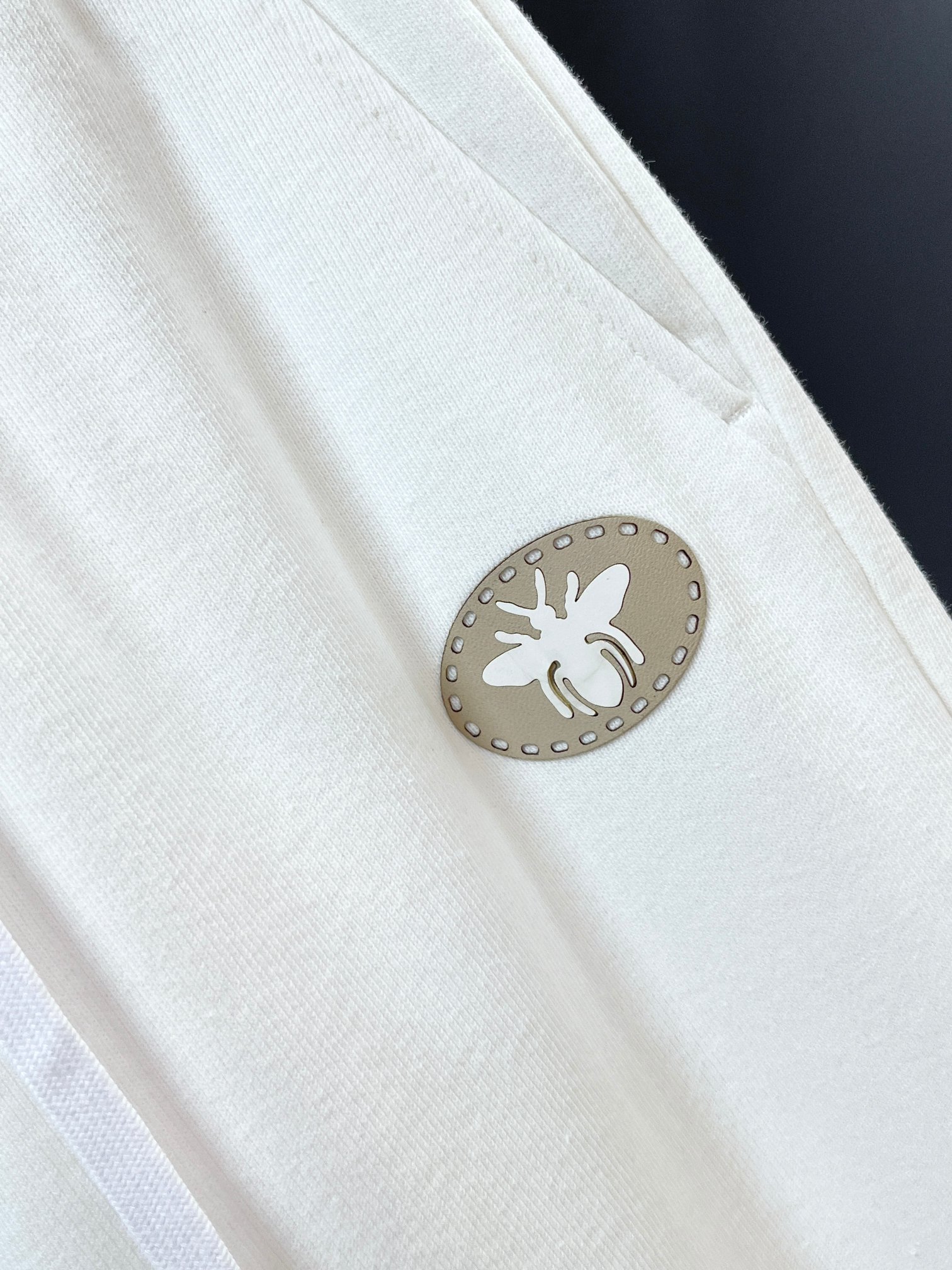 迪奥 新品同步上市。原单订制高品质时尚休闲裤。超级百搭款。独家定制面料，手感细腻柔软，贴身舒适，上身超有