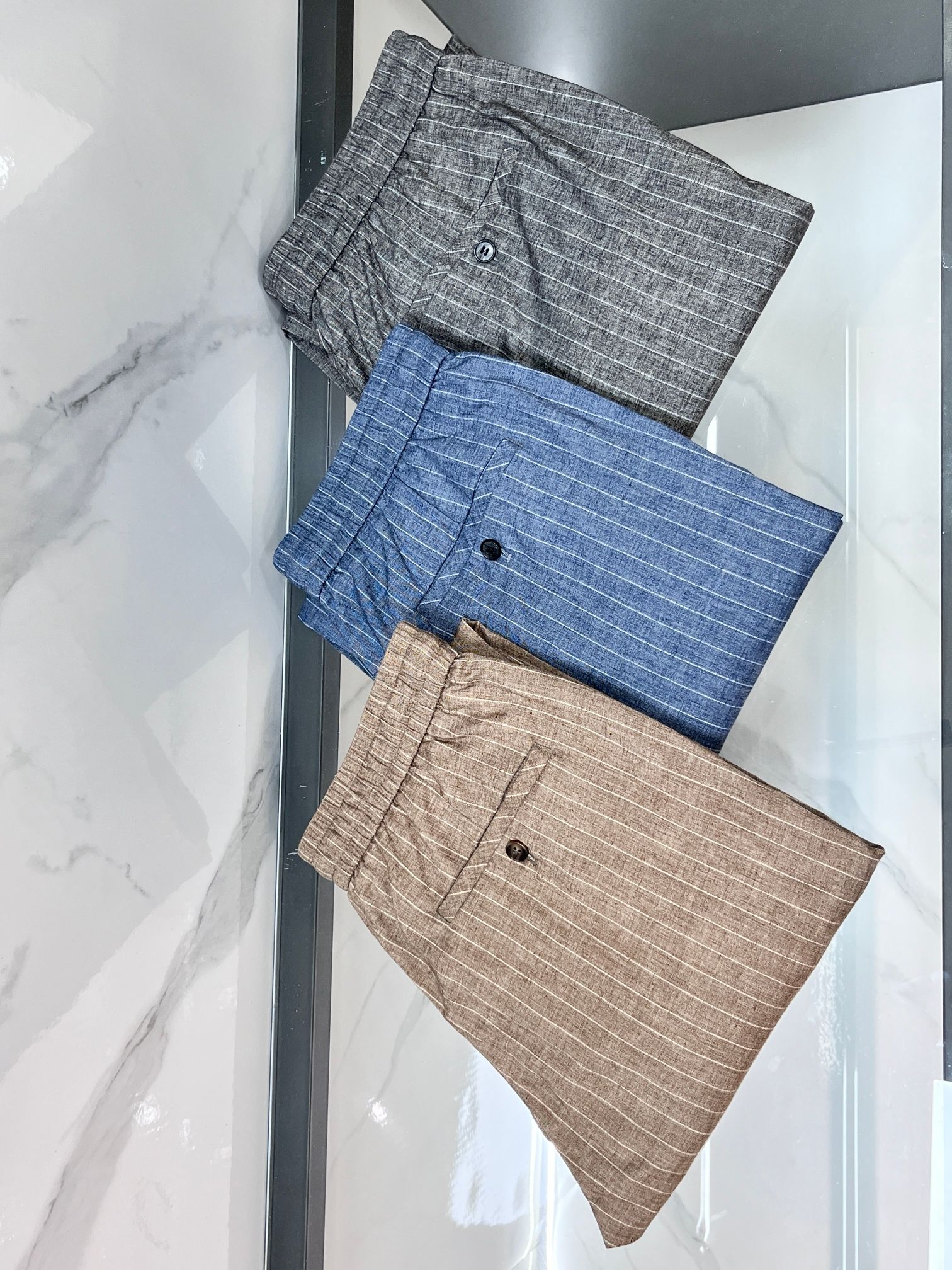 阿玛尼 新品同步上市。原单订制高品质时尚休闲裤。超级百搭款。独家定制面料，手感细腻柔软，贴身舒适，上身超