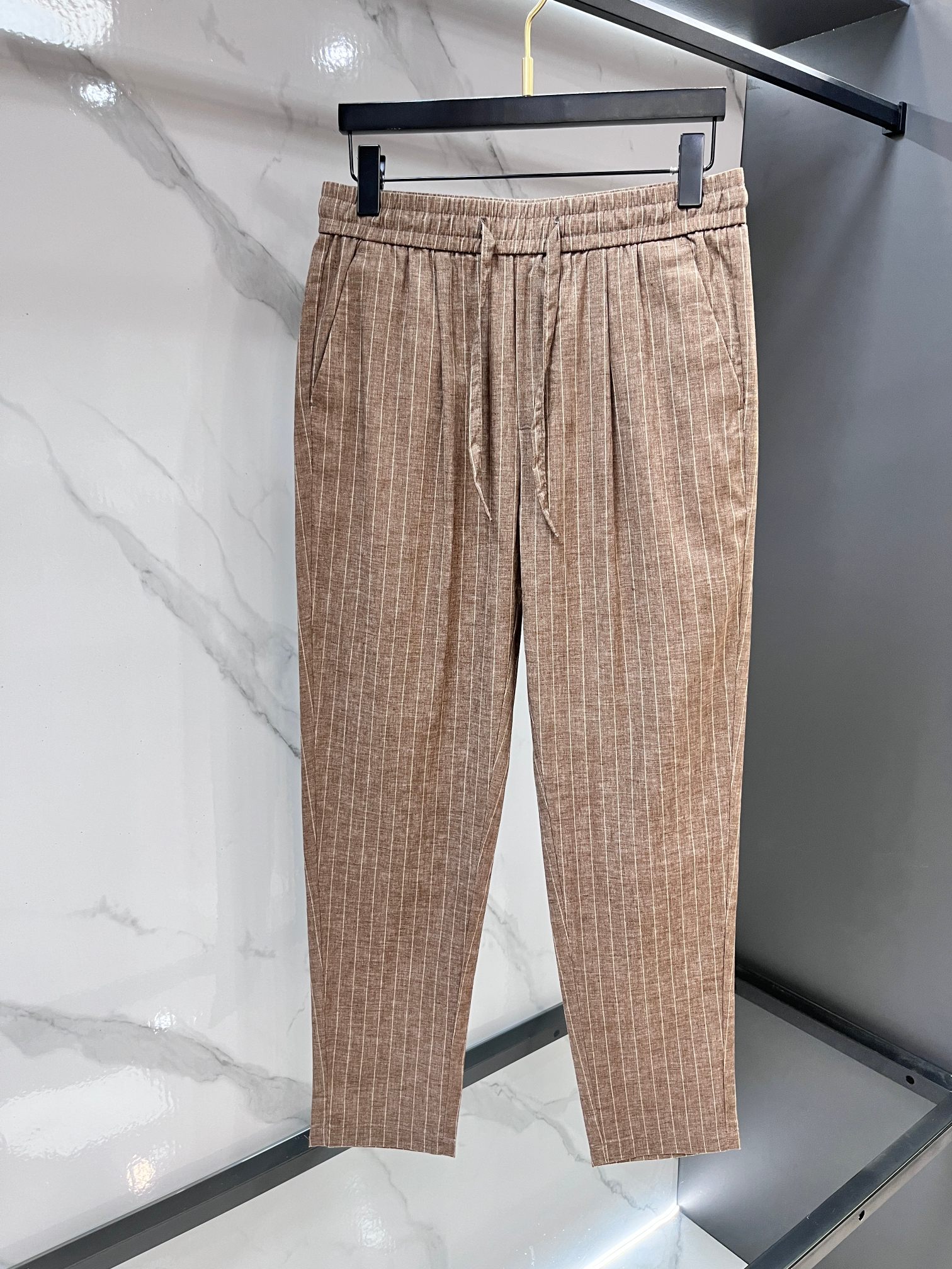 阿玛尼 新品同步上市。原单订制高品质时尚休闲裤。超级百搭款。独家定制面料，手感细腻柔软，贴身舒适，上身超