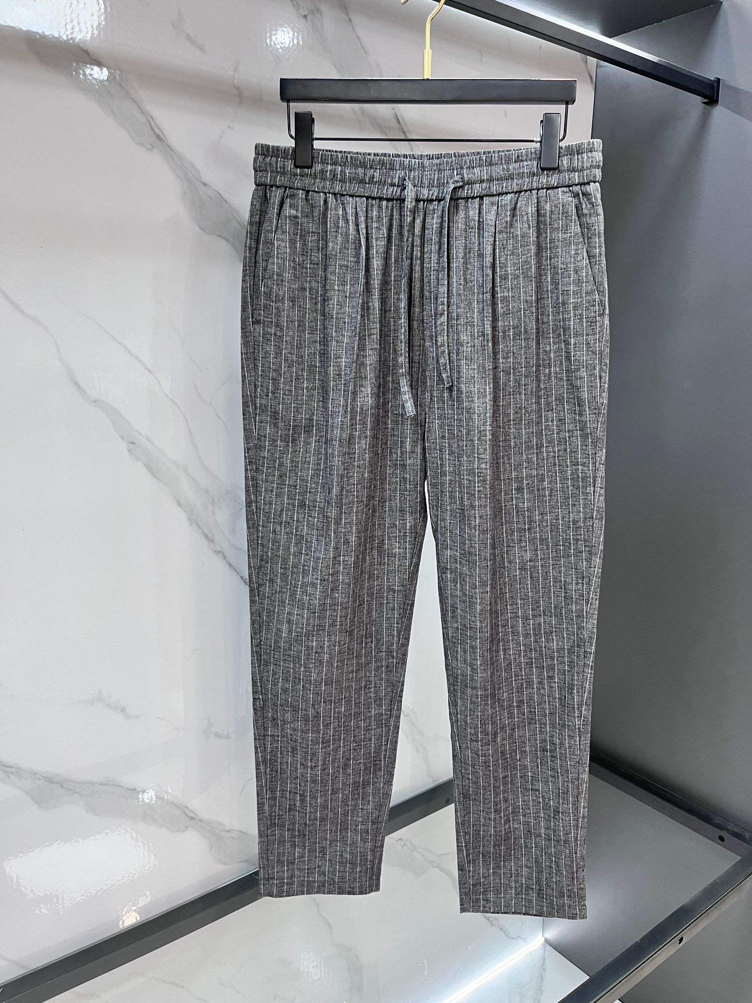 阿玛尼 新品同步上市。原单订制高品质时尚休闲裤。超级百搭款。独家定制面料，手感细腻柔软，贴身舒适，上身超