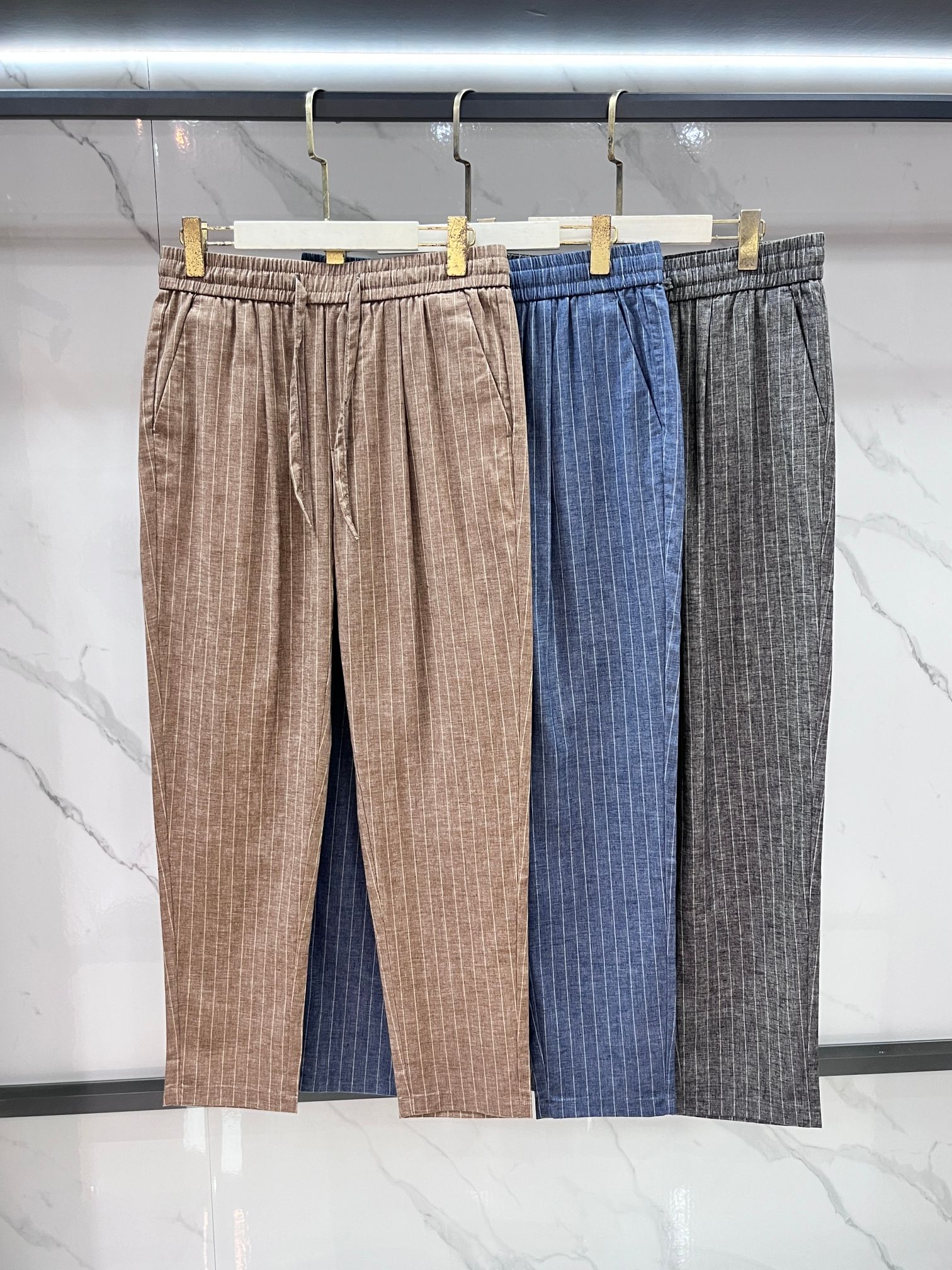 阿玛尼 新品同步上市。原单订制高品质时尚休闲裤。超级百搭款。独家定制面料，手感细腻柔软，贴身舒适，上身超