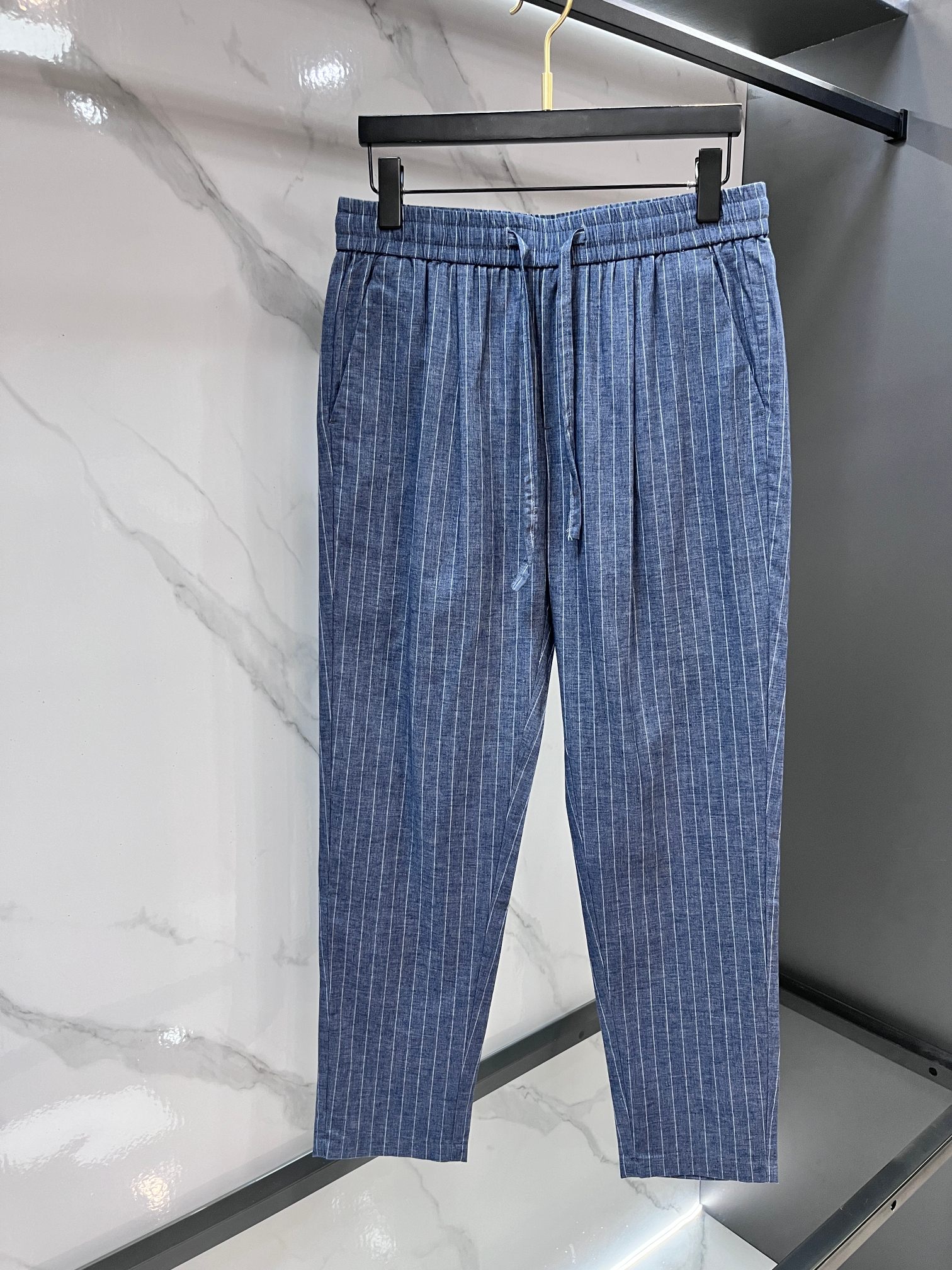 阿玛尼 新品同步上市。原单订制高品质时尚休闲裤。超级百搭款。独家定制面料，手感细腻柔软，贴身舒适，上身超