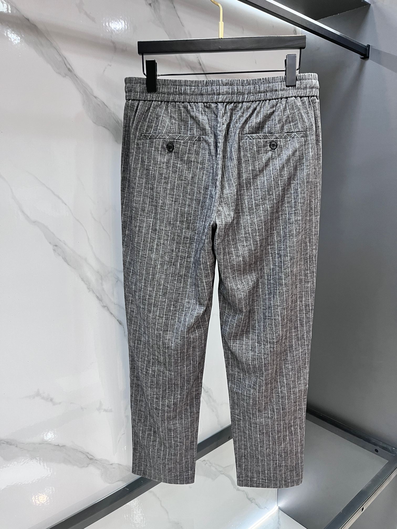 阿玛尼 新品同步上市。原单订制高品质时尚休闲裤。超级百搭款。独家定制面料，手感细腻柔软，贴身舒适，上身超