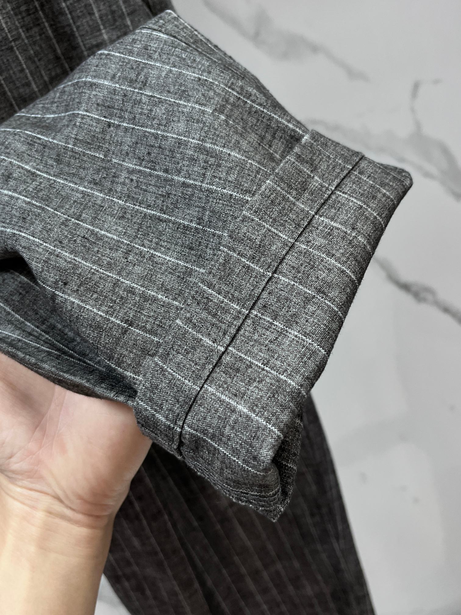 阿玛尼 新品同步上市。原单订制高品质时尚休闲裤。超级百搭款。独家定制面料，手感细腻柔软，贴身舒适，上身超