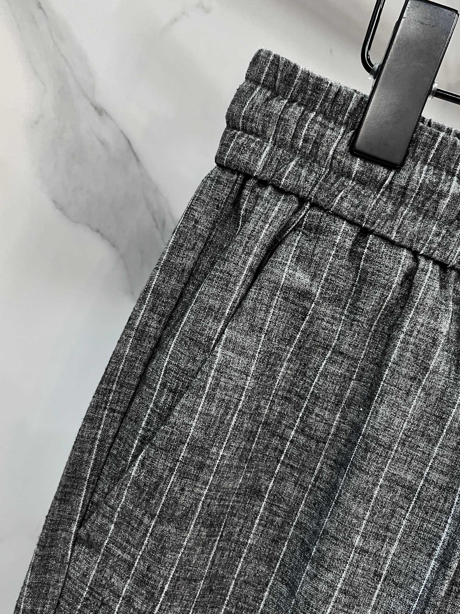 阿玛尼 新品同步上市。原单订制高品质时尚休闲裤。超级百搭款。独家定制面料，手感细腻柔软，贴身舒适，上身超