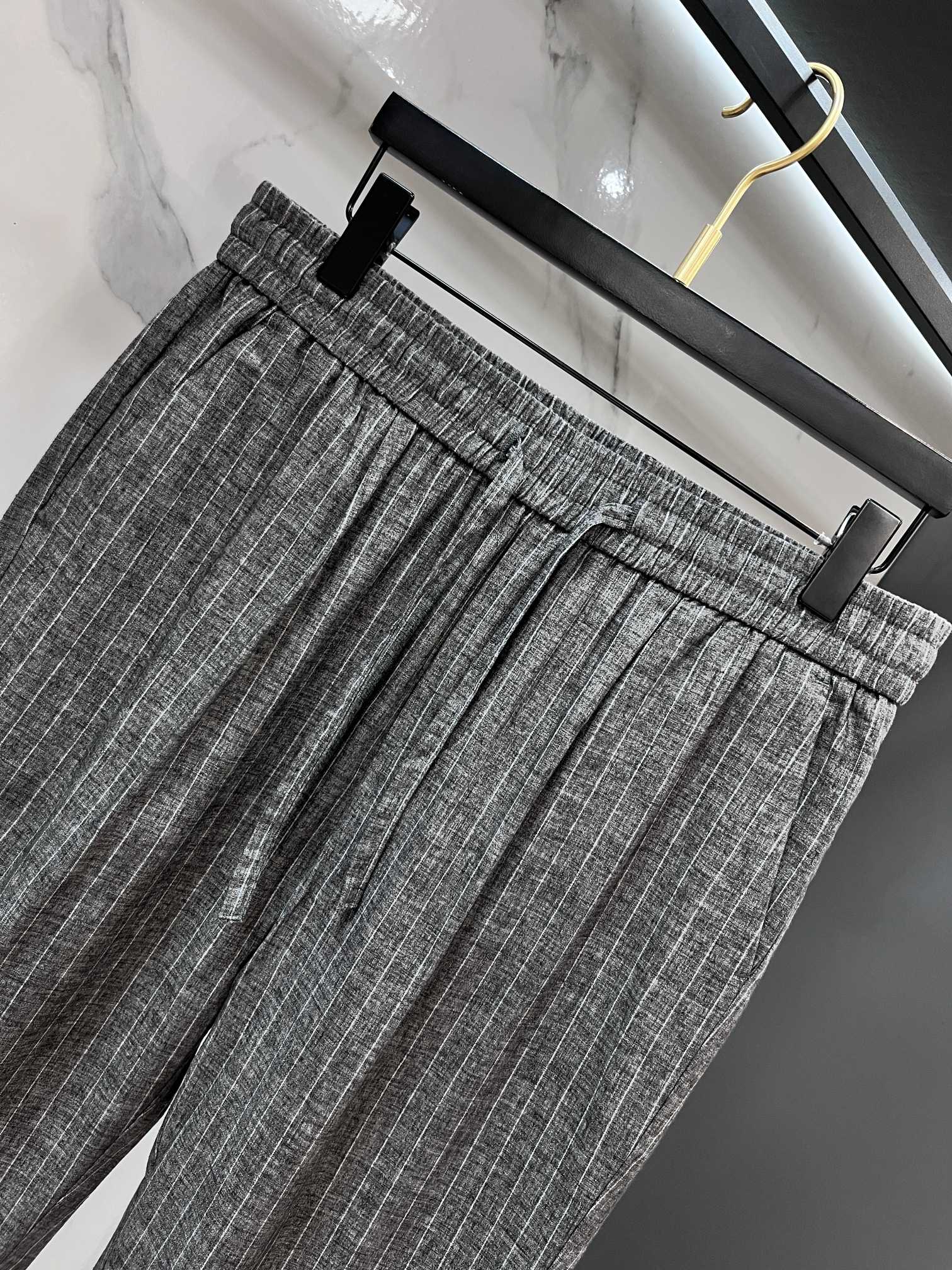 阿玛尼 新品同步上市。原单订制高品质时尚休闲裤。超级百搭款。独家定制面料，手感细腻柔软，贴身舒适，上身超