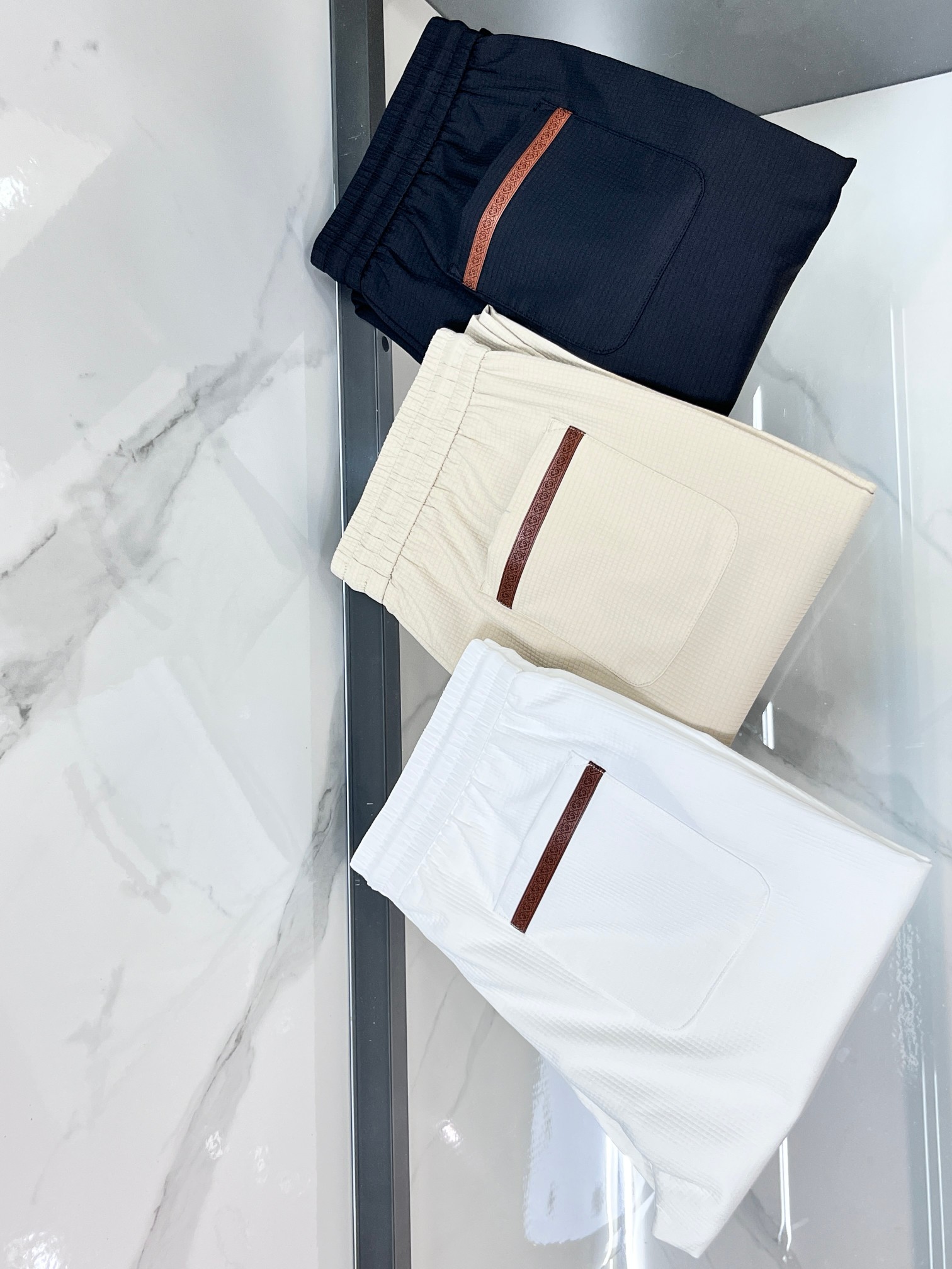 巴宝莉 新品同步上市。原单订制高品质时尚休闲裤。超级百搭款。独家定制面料，手感细腻柔软，贴身舒适，上身超