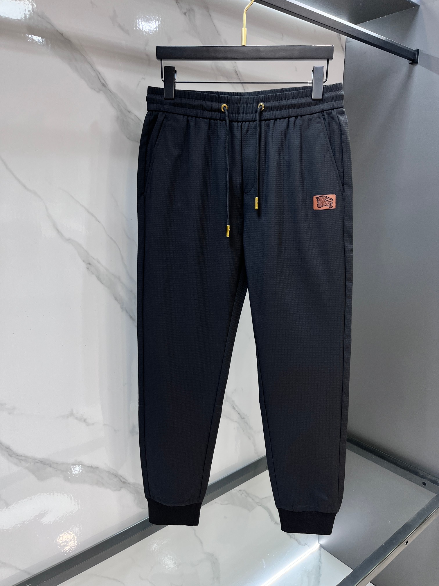 巴宝莉 新品同步上市。原单订制高品质时尚休闲裤。超级百搭款。独家定制面料，手感细腻柔软，贴身舒适，上身超