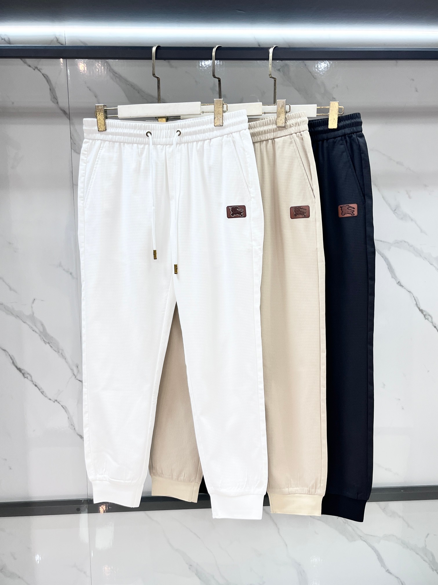 巴宝莉 新品同步上市。原单订制高品质时尚休闲裤。超级百搭款。独家定制面料，手感细腻柔软，贴身舒适，上身超