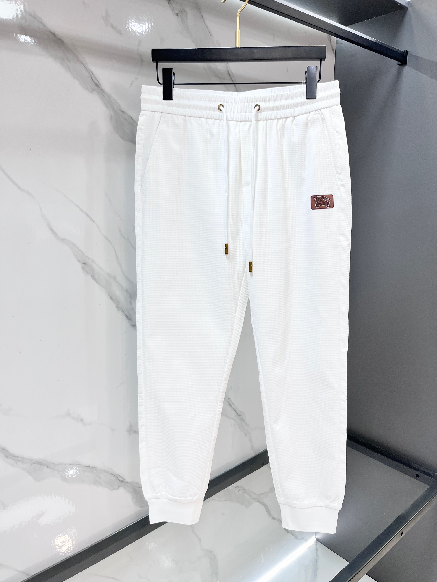 巴宝莉 新品同步上市。原单订制高品质时尚休闲裤。超级百搭款。独家定制面料，手感细腻柔软，贴身舒适，上身超