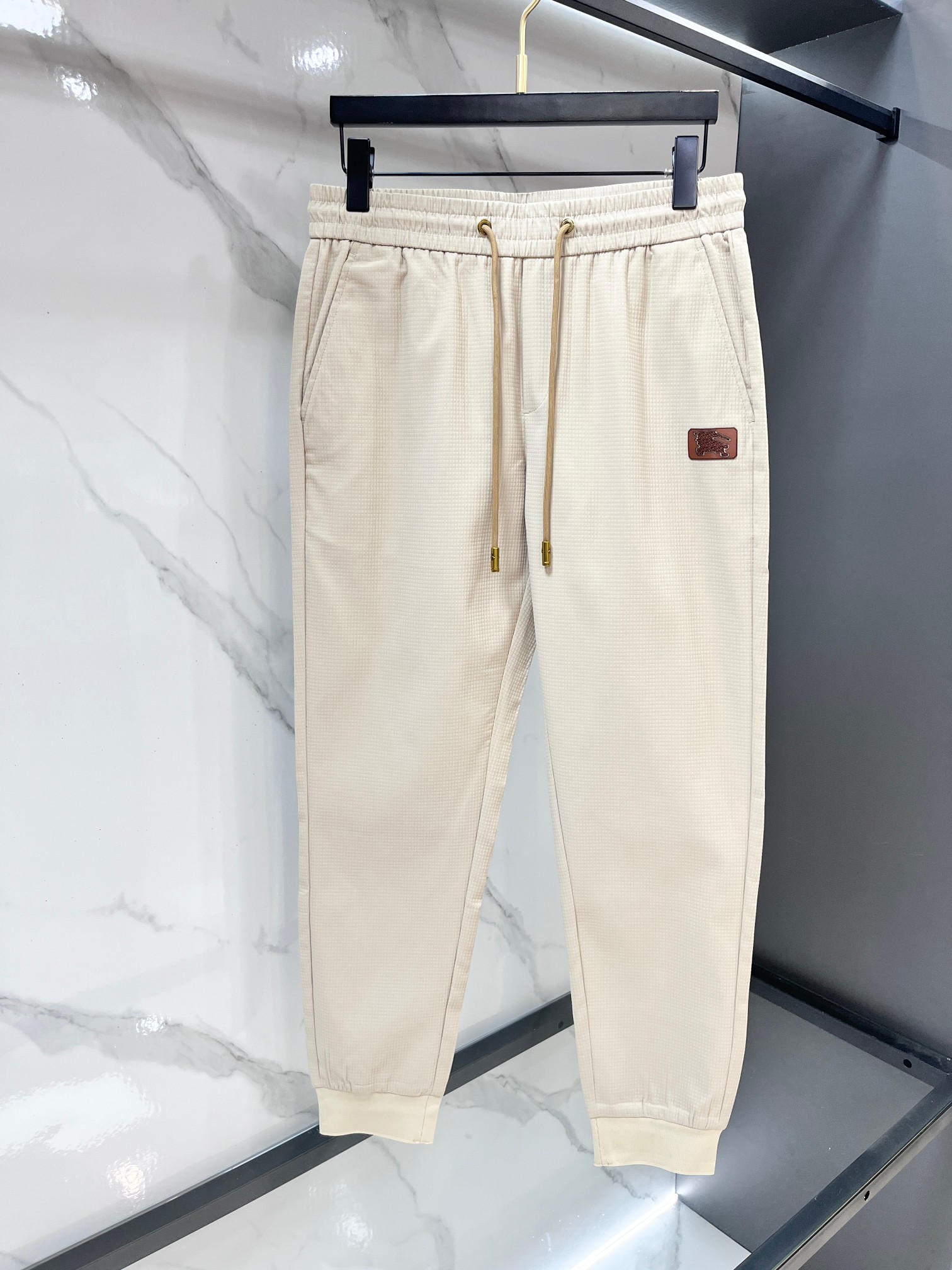 巴宝莉 新品同步上市。原单订制高品质时尚休闲裤。超级百搭款。独家定制面料，手感细腻柔软，贴身舒适，上身超