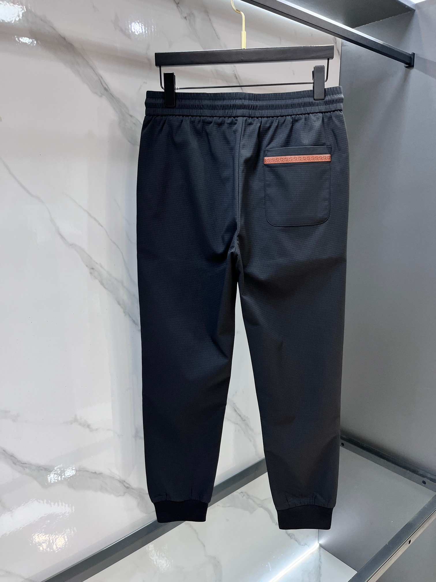 巴宝莉 新品同步上市。原单订制高品质时尚休闲裤。超级百搭款。独家定制面料，手感细腻柔软，贴身舒适，上身超