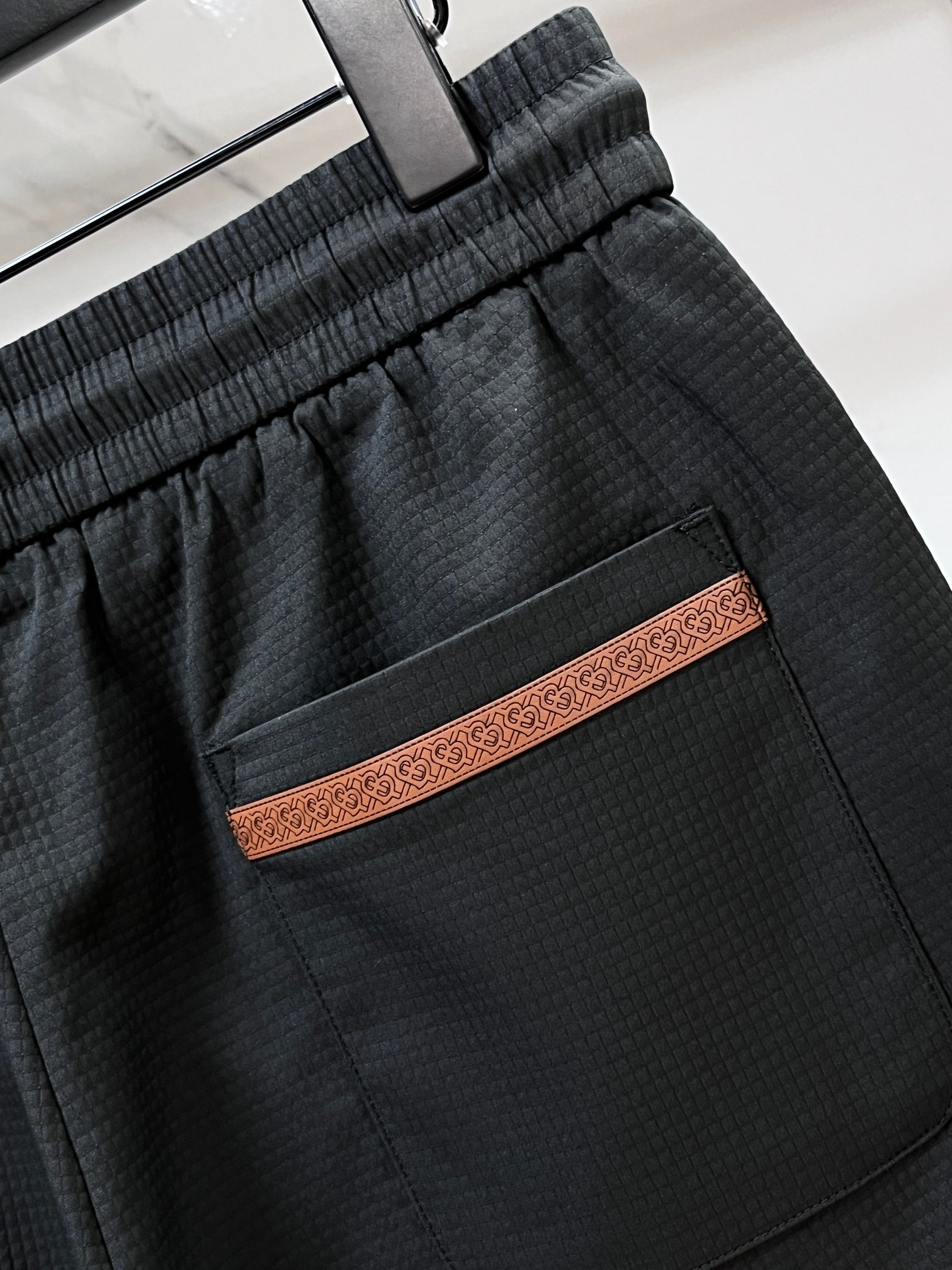 巴宝莉 新品同步上市。原单订制高品质时尚休闲裤。超级百搭款。独家定制面料，手感细腻柔软，贴身舒适，上身超