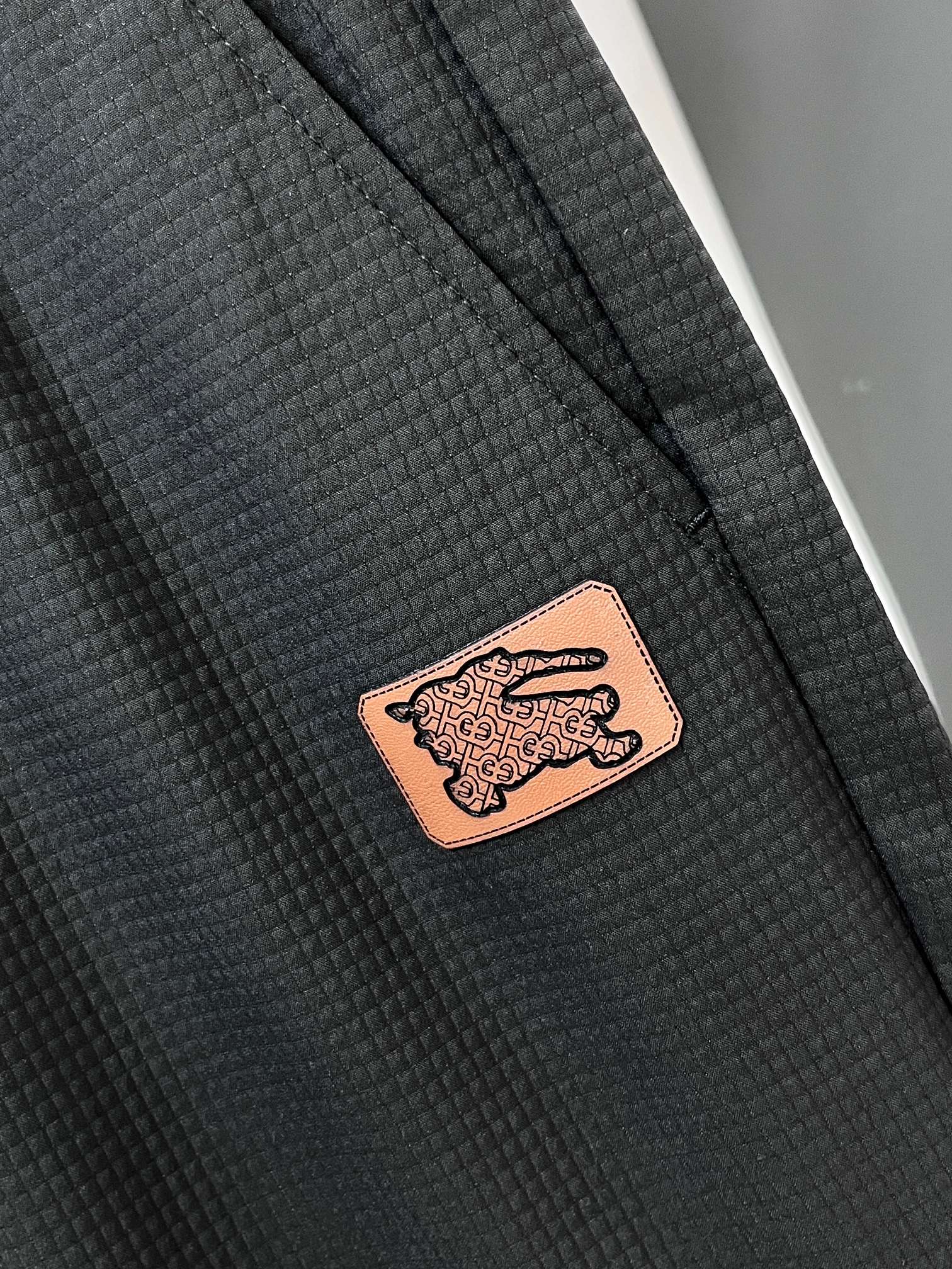 巴宝莉 新品同步上市。原单订制高品质时尚休闲裤。超级百搭款。独家定制面料，手感细腻柔软，贴身舒适，上身超