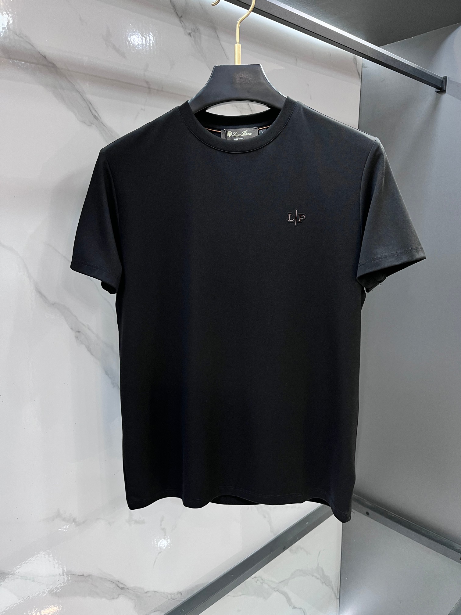 NO:774970,Lp spring and summer new model debuts the latest short-sleeved round neck T-shirt, high-end custom design, avant-garde and fashionable!  Brand logo heavy craftsmanship printing design. Comfortable to wear. Exquisite stitching. Fine workmanship. The upper body effect is incomparably handsome!  Same style for men and women!  ……………………………………………………………… SizeM-XXXXL,,loro piana,T-shirt,tees,t-shirt,19860909Lp 春夏新款首发最新款短袖圆领T恤 高端订制 设计前卫时尚！品牌logo重工艺印花设计 .穿着舒适.级别精致车线.做工精细.上身效果无敌帅气！男女同款！…………………………………………………… SizeM-XXXXL,,loro piana,T-shirt,tees，t-shirt,,Men's clothing