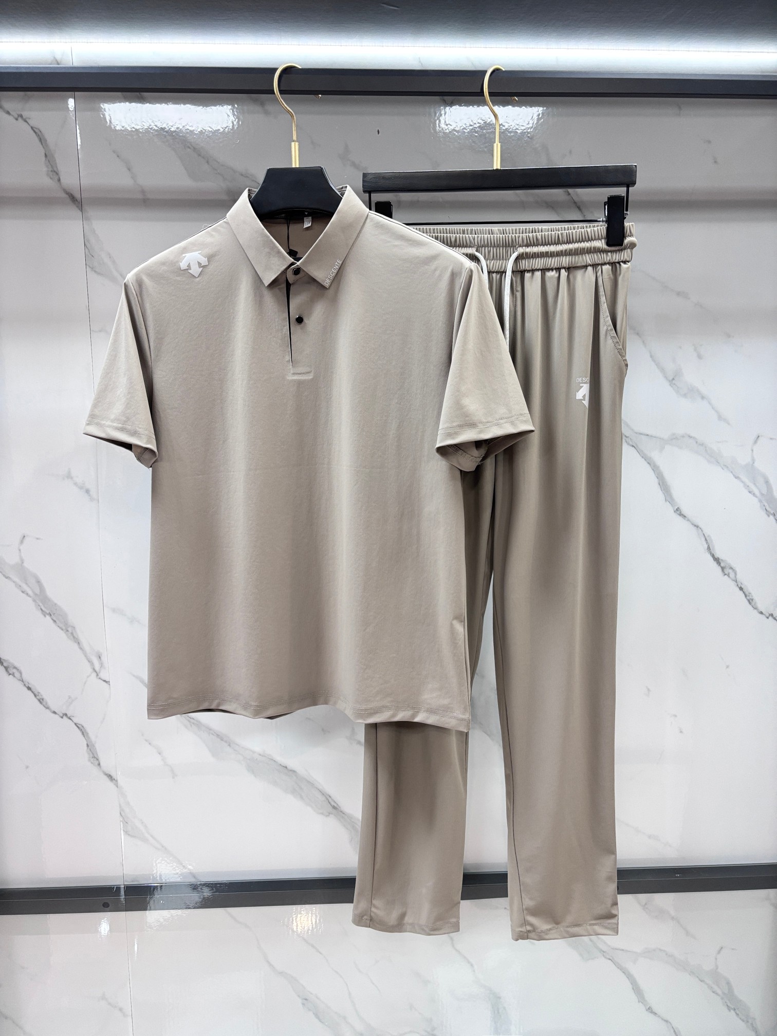 迪桑特 专柜新款套装 男士翻领Polo衫短袖 柜台同步发售 简洁时尚百搭 高端品质 胸前品牌logo设计