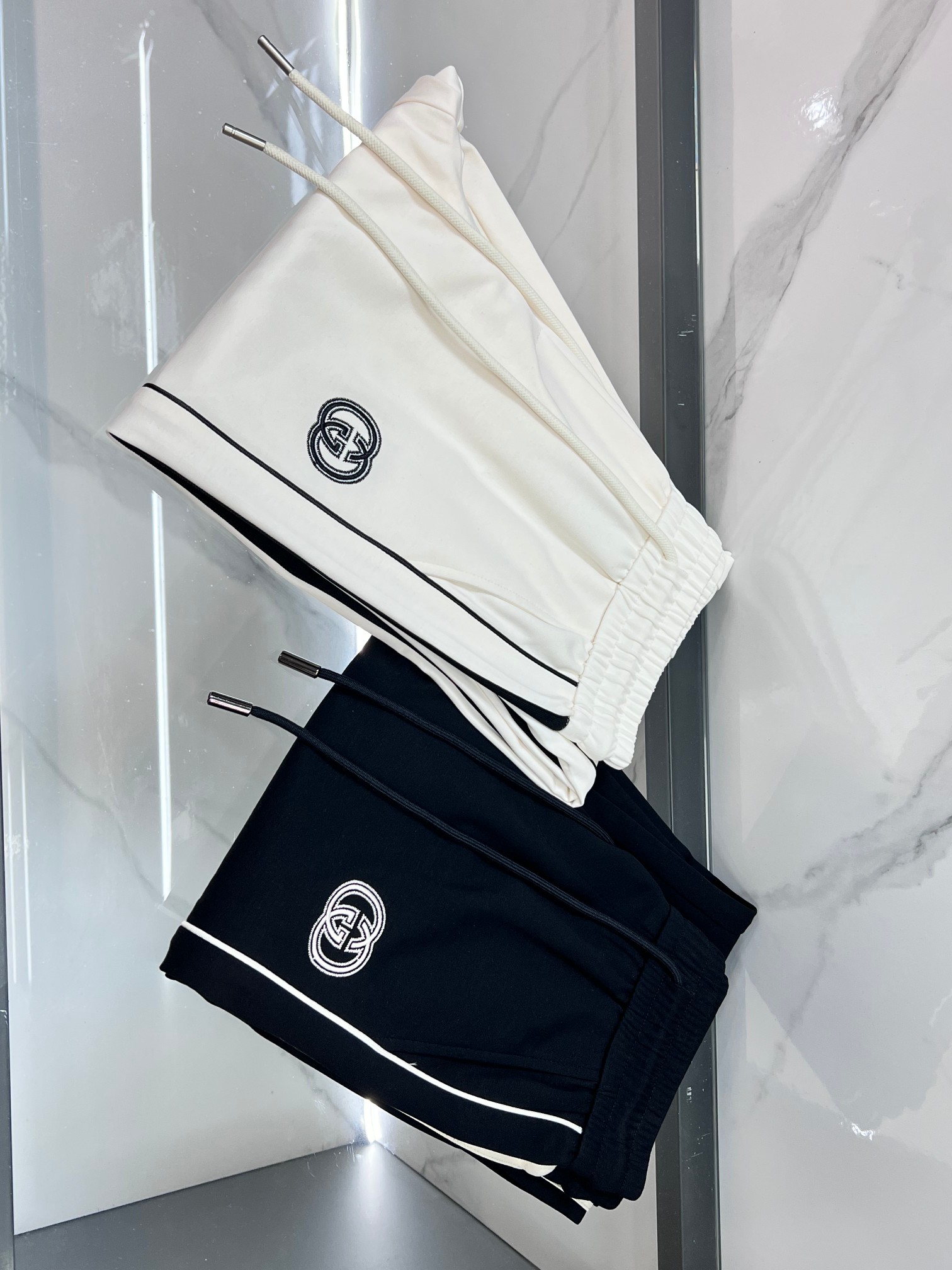 NO:774864,Gucci 2026 new casual pants, high-end version, customized fabric, high breathability and comfort, impeccable details, brand element design concept, reflecting high quality. It feels delicate and soft!  It presents a casual cut and the upper body shape is awesome!  ……………………………………………… Sizem-xxxxl,,gucci,19860909Gucci 2026新款休闲裤,高端版本,定制面料 透气舒适度高,细节无可挑剔,品牌元素设计理念,体现高品质.手感细腻柔软！呈现休闲裁剪,上身版型超赞！………………………………………………… Sizem-xxxxl,,gucci,,Men's clothing