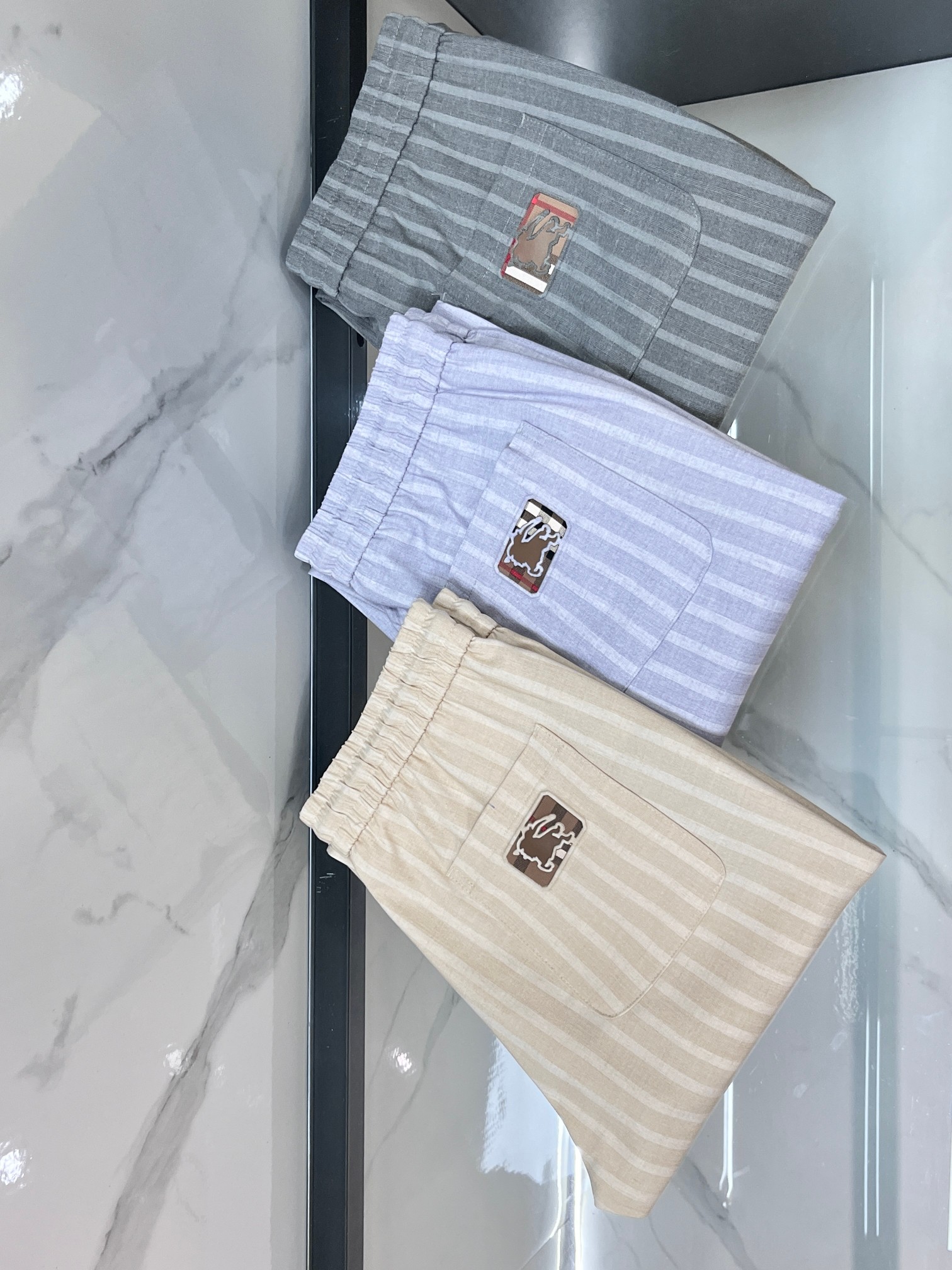 NO:777817,Burberry's new products are on the market simultaneously. High-quality fashionable casual pants made from original orders. Super versatile. Exclusively customized fabrics, with a delicate and soft feel, comfortable close-fitting, and a super stylish upper body! Original customized latest hardware accessories. Super beautiful shape, upper body and slender legs. The lining and wiring are impeccable. You can attend any occasion.…………………………………………………… SizeM-XXXL,, burberry,19860909巴宝莉 新品同步上市.原单订制高品质时尚休闲裤.超级百搭款.独家定制面料,手感细腻柔软,贴身舒适,上身超有型！原版定制最新五金辅料.超靓版型、上身显腿修长,內里,走线都无可挑剔,任何场合都可出席,…………………………………………………… SizeM-XXXL,,burberry,,Men's clothing