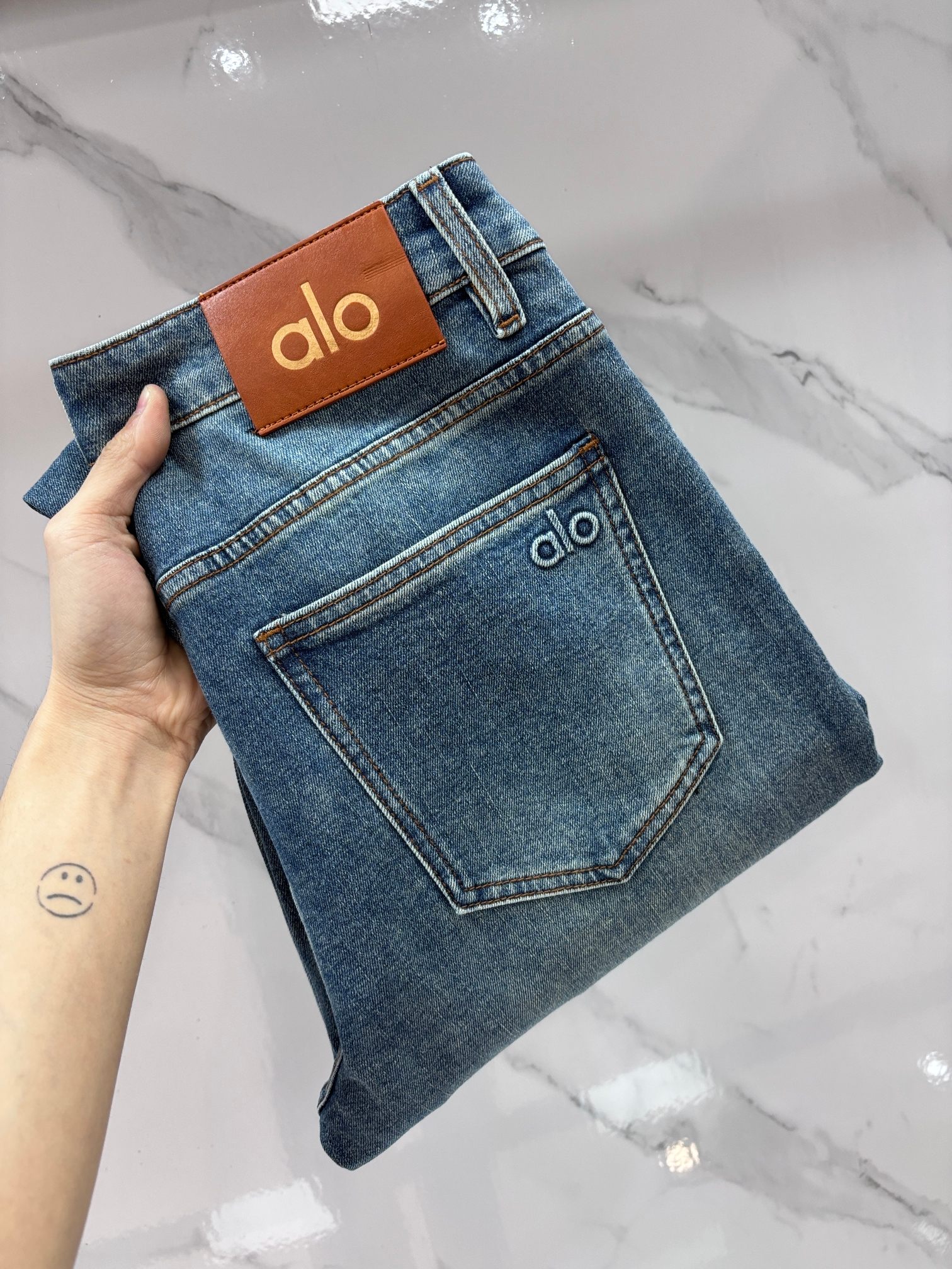 NO:777848,alo high-end customization, 2026 early autumn latest jeans, simultaneous sale at the counter, original customization, customer-supplied hardware accessories, original order quality, imported solid-color denim elastic fabric, heavy washing, fine workmanship and routing, excellent upper body!  The preferred items are complete with three standards.……………………………………………………………… Size30-38,,jeans,19860909alo 高端定制、2026早秋最新款牛仔裤 柜台同步发售 原版定制 客供五金辅料 原单品质 进口固色牛仔弹力面料 重工洗水 做工走线精细 上身绝佳！优选单品 三标齐全.…………………………………………………… Size30-38,,jeans,,Men's clothing