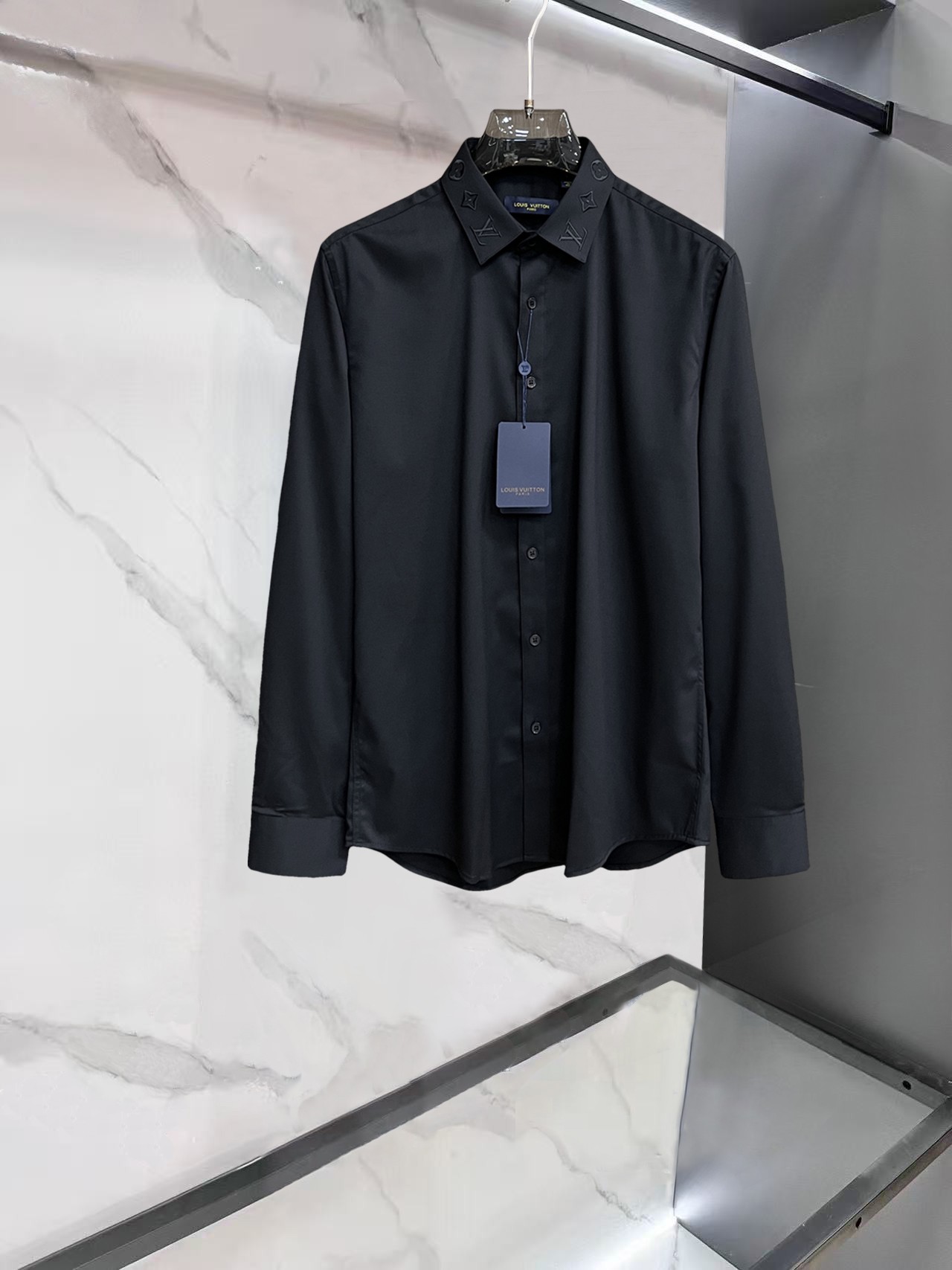 NO:774938,Lv 2025ss new men's long-sleeved shirt, high-end version!  Customized fabric with high breathability and comfort, impeccable details, brand element design concept, reflecting high quality. It feels delicate and soft!  It presents a casual cut and the upper body shape is awesome!  …………………………………………………… SizeM-XXXl,,louis vuitton,shirts,19860909Lv 2025ss新款男士长袖 衬衫 衬衣,高端版本！定制面料 透气舒适度高,细节无可挑剔,品牌元素设计理念,体现高品质.手感细腻柔软！呈现休闲裁剪,上身版型超赞！…………………………………………………… SizeM-XXXl,,louis vuitton,shirts,,Men's clothing