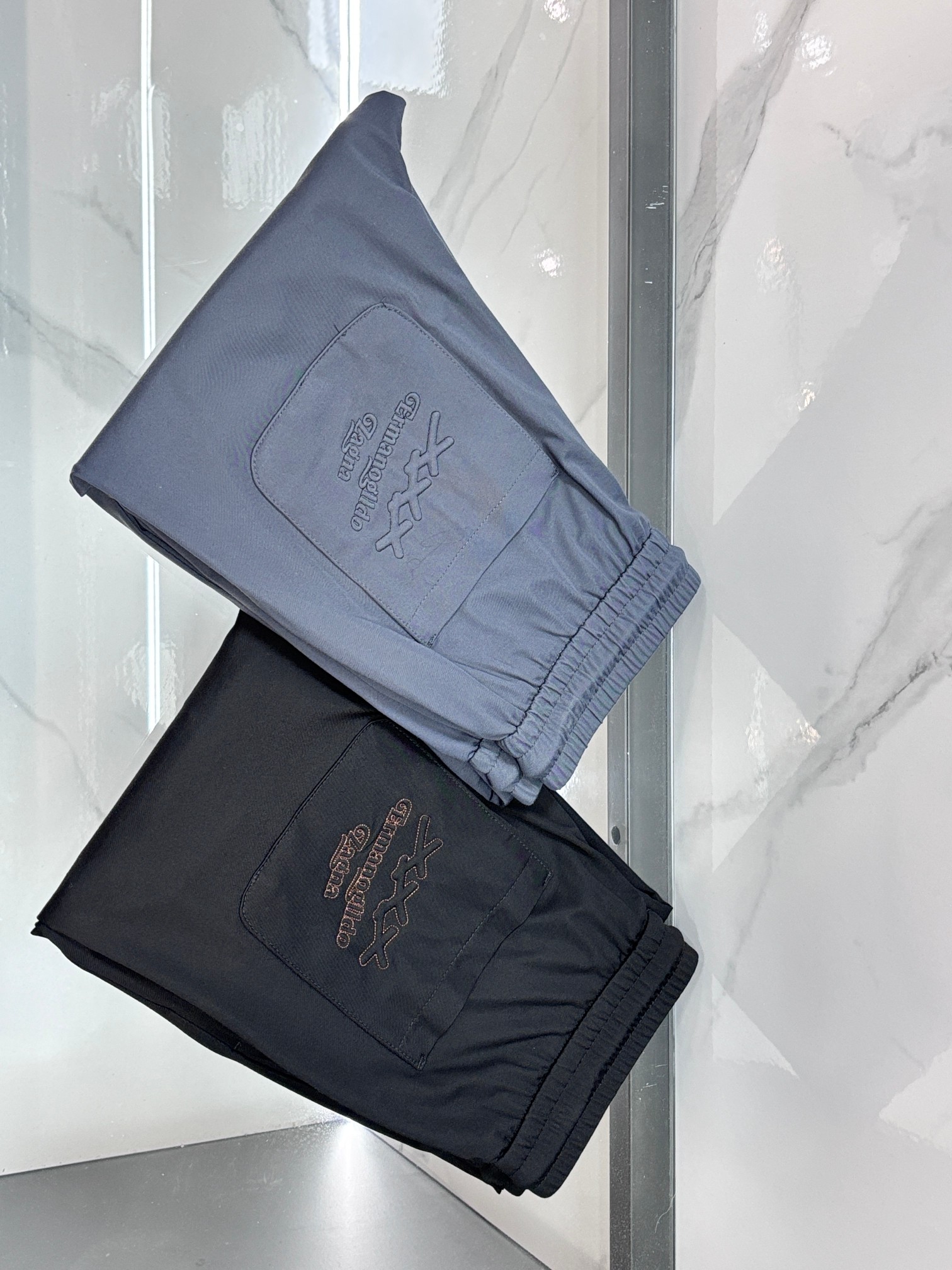 NO:777820,Ermenegildo Zegna's new products are on the market simultaneously. High-quality fashionable casual pants made from original orders. Super versatile. Exclusively customized fabrics, with a delicate and soft feel, comfortable close-fitting, and a super stylish upper body! Original customized latest hardware accessories. Super beautiful shape, the upper body shows slender legs, the lining and wiring are impeccable, you can attend any occasion,…………………………………………………… SizeM-XXXL,,zegna,19860909杰尼亚 新品同步上市.原单订制高品质时尚休闲裤.超级百搭款.独家定制面料,手感细腻柔软,贴身舒适,上身超有型！原版定制最新五金辅料.超靓版型、上身显腿修长,內里,走线都无可挑剔,任何场合都可出席,…………………………………………………… SizeM-XXXL,,zegna,,Men's clothing