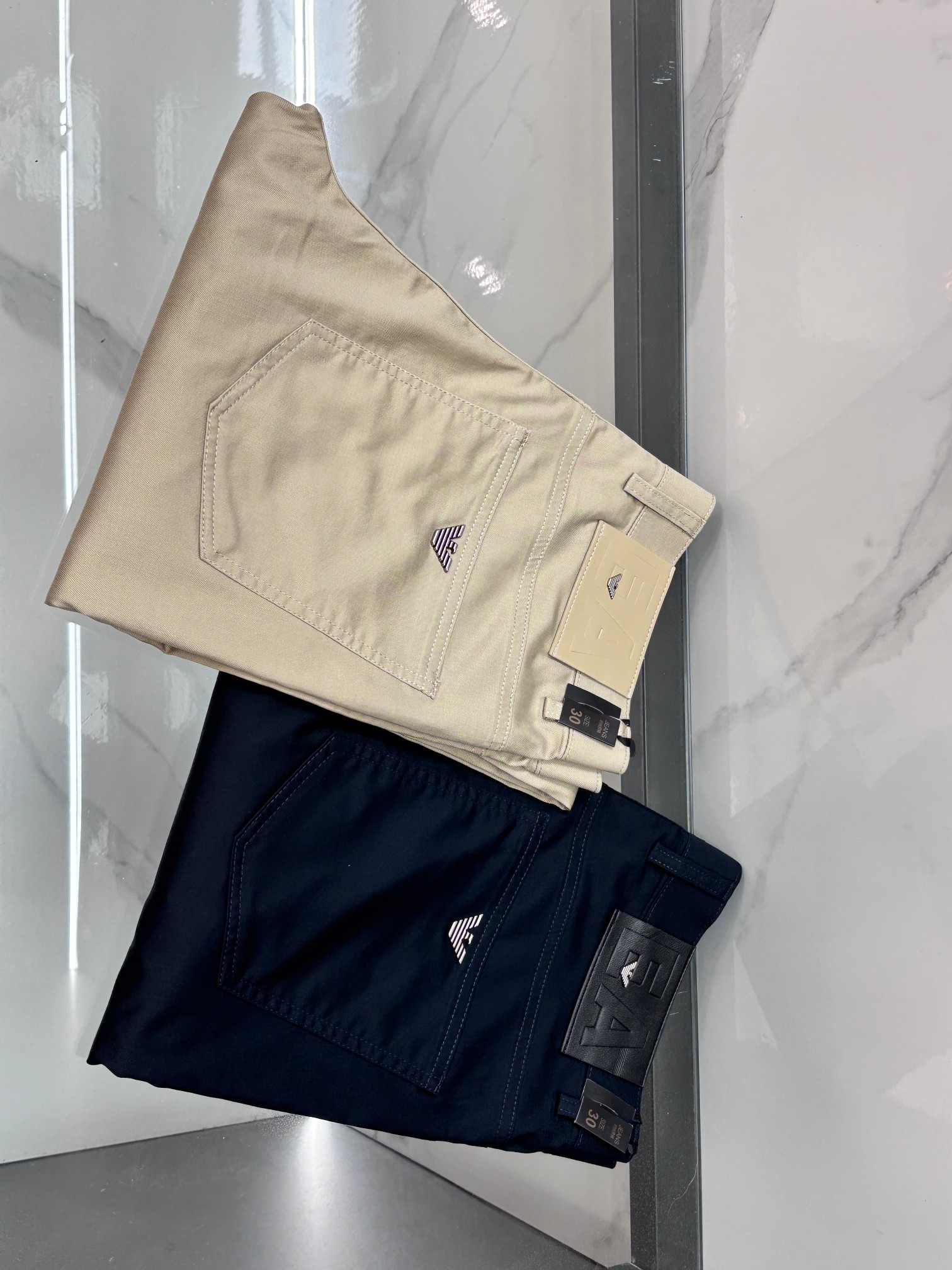 NO:839180,Armani high-end customization, 2026 latest casual trousers, five-pocket trousers, sold simultaneously at the counter. Original customized replica. Customer-supplied hardware accessories. Original quality. Imported composite fabrics. Anti-wrinkle and firm, breathable and comfortable. Fine workmanship and routing. Excellent upper body!  ……………………………………………………………… Size29-38,,armani,19860909阿玛尼 高端定制、2026最新款休闲裤五袋西裤,柜台同步发售 原版定制复刻 客供五金辅料 原单品质 进口复合面料 抗皱坚挺,透气舒适.做工走线精细 上身绝佳！…………………………………………………… Size29-38,,armani,,Men's clothing