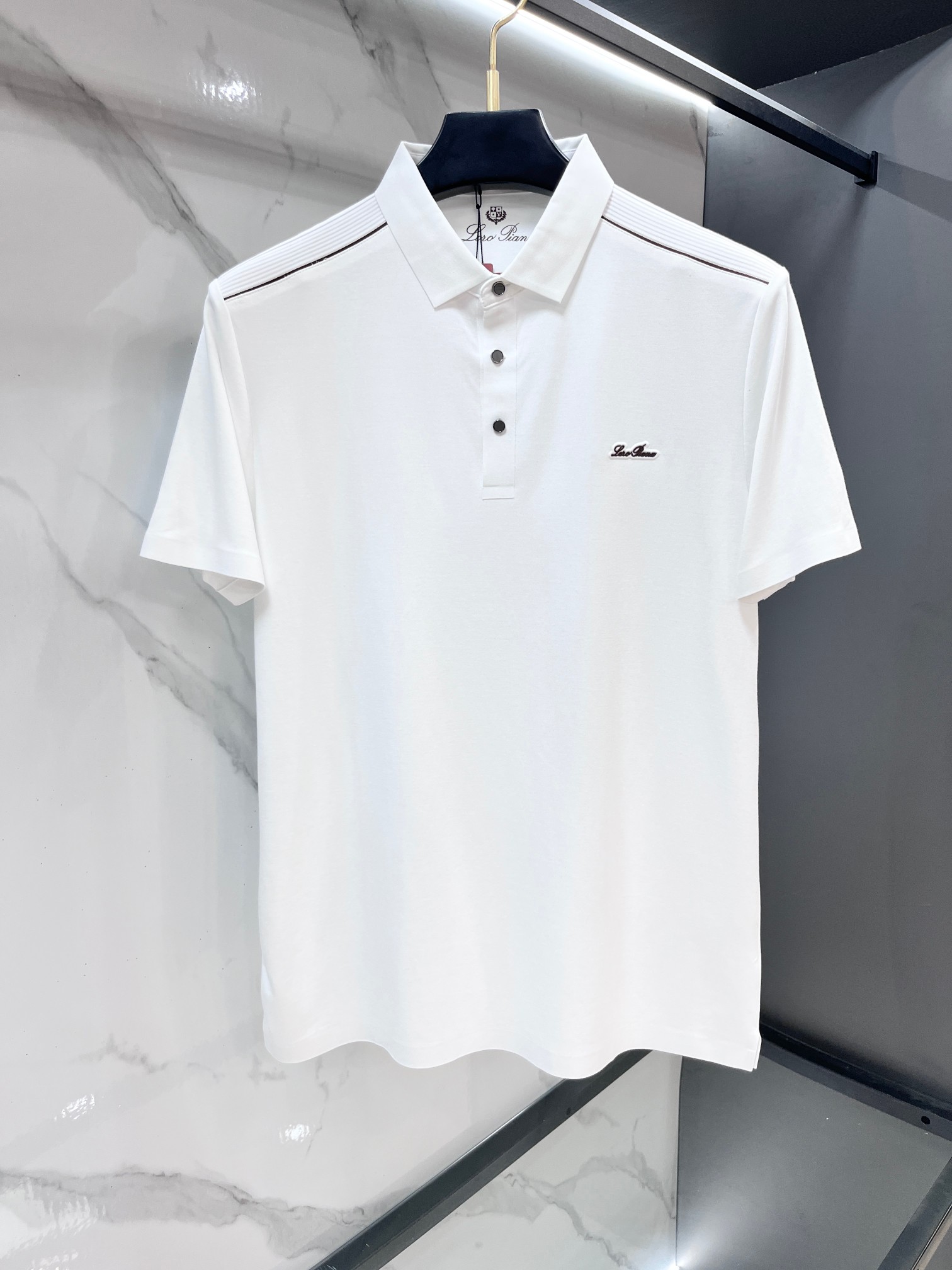 NO:777855,Lp 1956 new high-end business polo white-collar workers must buy single product!  Casual business lapel short sleeves, technical fabrics, great body feel, smooth feel and great texture!  It has good elasticity and no sense of restraint. The fabric has breathable mesh, moisture-wicking, quick-drying and keeps you dry. The small lapel placket design shows a tall and straight posture without being too soft. The simple style can be used for both business and leisure. Highly recommended!  Simple, elegant and clean, elegant and gentlemanly. High-end materials, the focus is on the fabrics, quality control is a must, the feel is extremely delicate and smooth, the fabric has a good luster and the upper body frame feels good, this is a mature quality men's clothing!  Sweat-free in summer, a new experience for business, commuting and leisure …………………………………………………… SizeM-XXXL,,loro piana,T-shirt,19860909Lp 1956新款高端商务polo 白领 单位人士必入单品！ 休闲商务翻领短袖,科技面料,体感非常棒,手感顺滑质感很棒！弹性好,无任何束缚感,面料自带透气网孔,吸湿排汗,速干保持干爽,小翻领门襟排扣设计,展露挺拔姿态,不软踏,简约款式,商务休闲都可驾驭,强烈推荐！简单大方干净利落,儒雅绅士风度.高级材质,重点就是面料上,品控的必上,手感极其细腻光滑,面料光泽感和上身骨架感好,打招成熟品质男装！夏天出汗秒干,全新体验 商务通勤休闲 …………………………………………………… SizeM-XXXL,,loro piana,T-shirt,,Men's clothing
