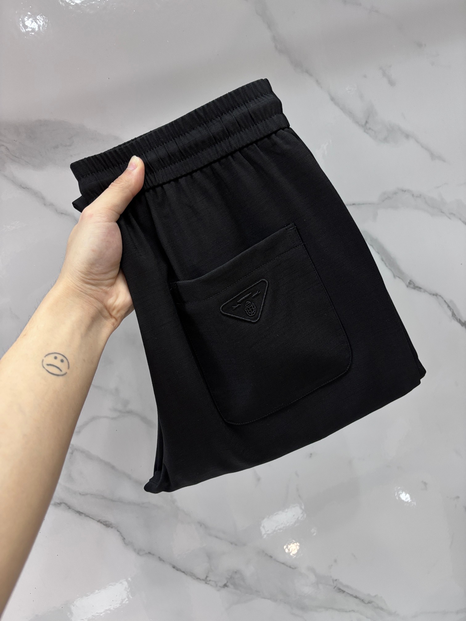 NO:774908,Prada's new products are on the market simultaneously. High-quality fashionable casual pants made from original orders. Super versatile. Exclusively customized fabrics, with a delicate and soft feel, comfortable close-fitting, and a super stylish upper body! Original customized latest hardware accessories. Super beautiful shape, upper body and slender legs, impeccable lining and wiring, suitable for any occasion,…………………………………………………… SizeM-XXXXL,, prada,19860909普拉达 新品同步上市.原单订制高品质时尚休闲裤.超级百搭款.独家定制面料,手感细腻柔软,贴身舒适,上身超有型！原版定制最新五金辅料.超靓版型、上身显腿修长,內里,走线都无可挑剔,任何场合都可出席,…………………………………………………… SizeM-XXXXL,,prada,,Men's clothing
