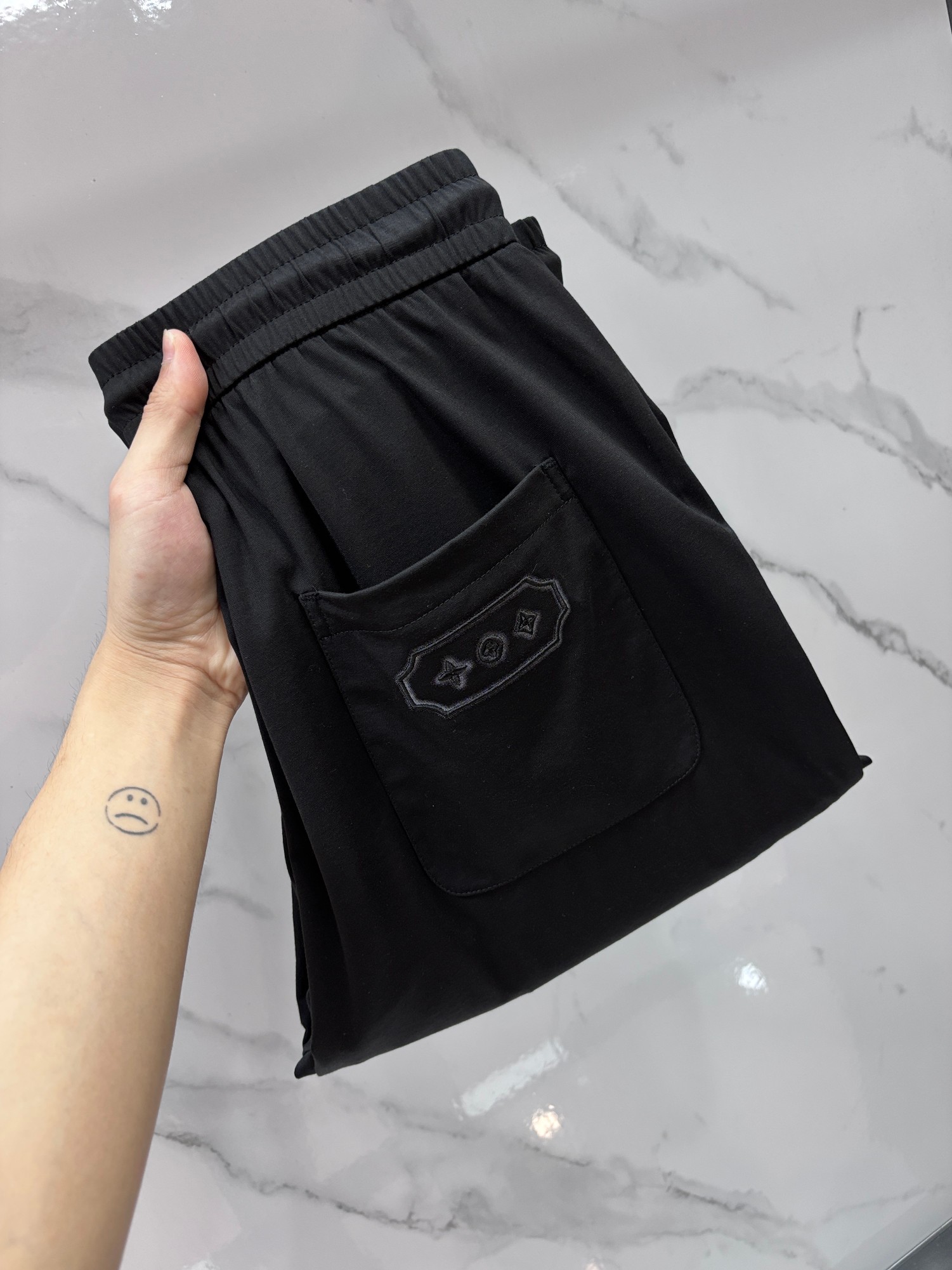 NO:774914,Lv new products are on the market at the same time. High-quality fashionable casual pants made from original orders. Super versatile. Exclusively customized fabrics, with a delicate and soft feel, comfortable close-fitting, and a super stylish upper body! The original customized latest hardware accessories. Super beautiful shape, the upper body shows slender legs, the lining and wiring are impeccable, you can attend any occasion,…………………………………………………… SizeM-XXXXL,, louis vuitton,19860909Lv 新品同步上市.原单订制高品质时尚休闲裤.超级百搭款.独家定制面料,手感细腻柔软,贴身舒适,上身超有型！原版定制最新五金辅料.超靓版型、上身显腿修长,內里,走线都无可挑剔,任何场合都可出席,…………………………………………………… SizeM-XXXXL,,louis vuitton,,Men's clothing