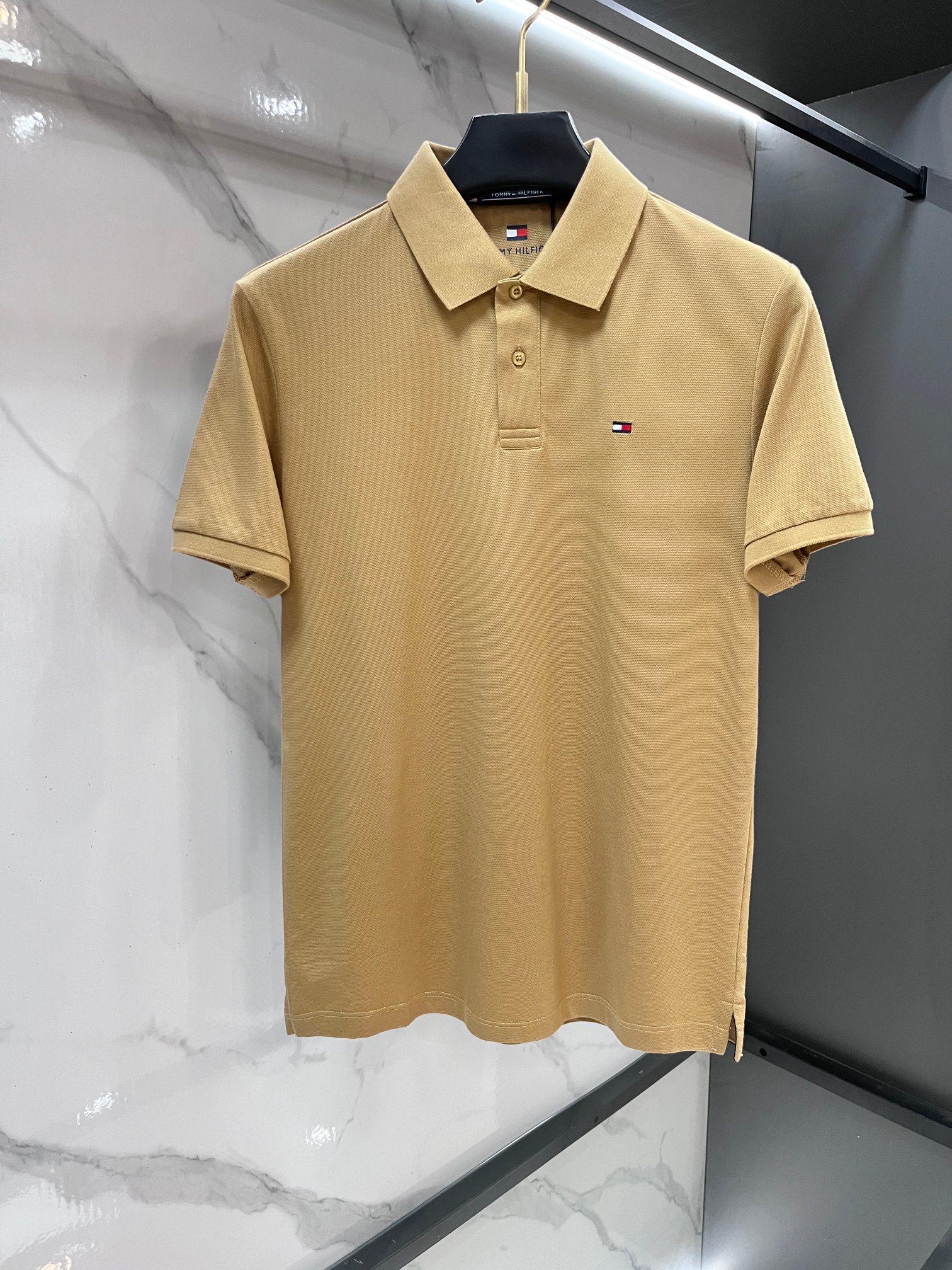 NO:915362,Tommy's 2026 new high-end business polo is a must-have item for white-collar workers and office workers!  Casual business lapel short sleeves, technical fabrics, great body feel, smooth feel and great texture!  It has good elasticity and no sense of restraint. The fabric has breathable mesh, moisture-wicking, quick-drying and keeps you dry. The small lapel placket design shows a tall and straight posture without being too soft. The simple style can be used for both business and leisure. Highly recommended!  Simple, elegant and clean, elegant and gentlemanly. High-end materials, the focus is on the fabrics, quality control is a must, the feel is extremely delicate and smooth, the fabric has a good luster and the upper body frame feels good, this is a mature quality men's clothing!  Sweat-free in summer, a new experience for business, commuting and leisure …………………………………………………… SizeM-XXXL,,T-shirt,19860909汤米 2026新款高端商务polo 白领 单位人士必入单品！ 休闲商务翻领短袖,科技面料,体感非常棒,手感顺滑质感很棒！弹性好,无任何束缚感,面料自带透气网孔,吸湿排汗,速干保持干爽,小翻领门襟排扣设计,展露挺拔姿态,不软踏,简约款式,商务休闲都可驾驭,强烈推荐！简单大方干净利落,儒雅绅士风度.高级材质,重点就是面料上,品控的必上,手感极其细腻光滑,面料光泽感和上身骨架感好,打招成熟品质男装！夏天出汗秒干,全新体验 商务通勤休闲 …………………………………………………… SizeM-XXXL,,T-shirt,,Men's clothing