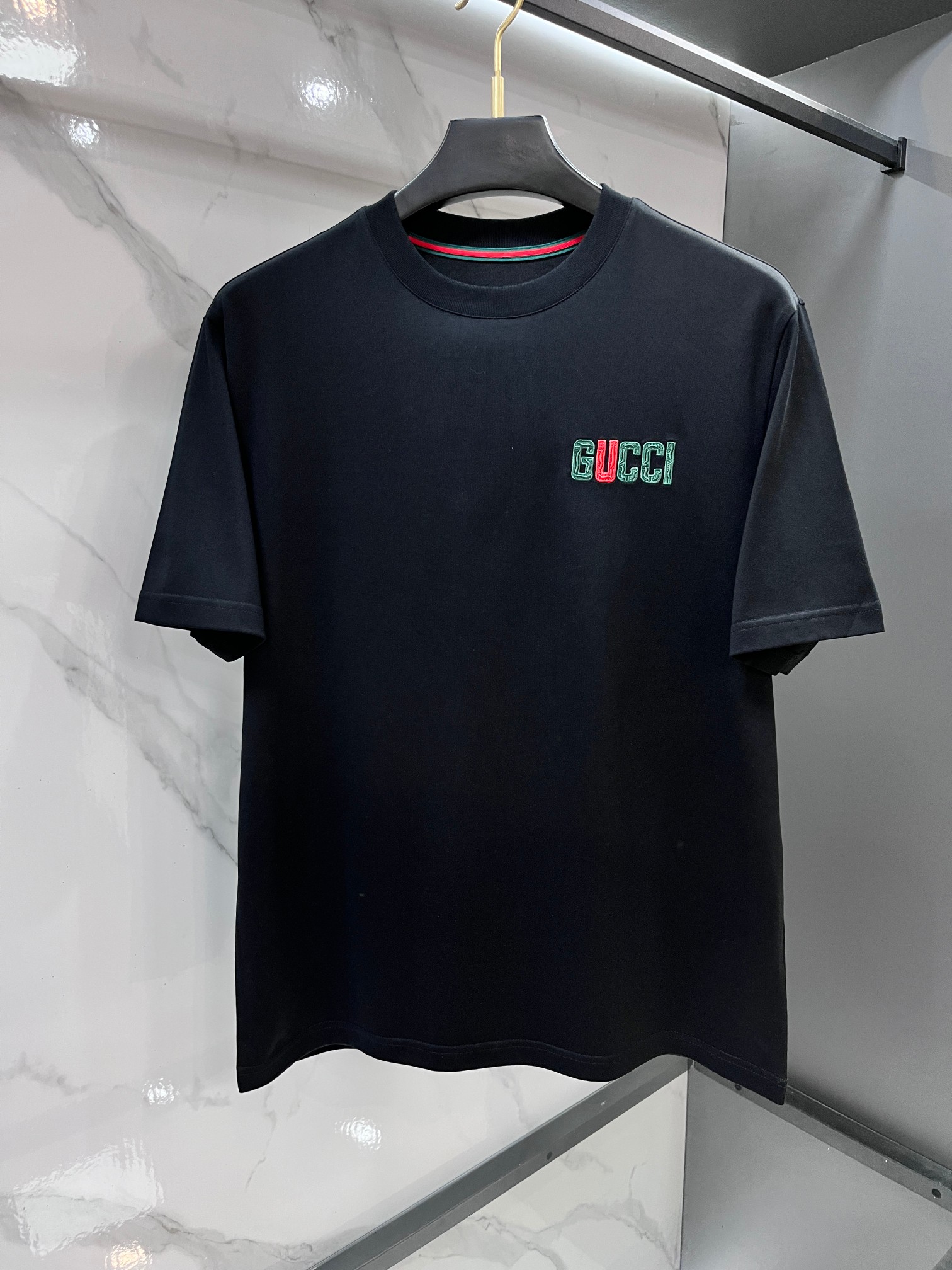 NO:957125,Gucci 2026 spring and summer new style debuts the latest short-sleeved round neck T-shirt with high-end customization and avant-garde fashion design!  Brand logo heavy craftsmanship printing design. Comfortable to wear. Exquisite stitching. Fine workmanship. The upper body effect is incomparably handsome!  Same style for men and women!  ……………………………………………………………… SizeM-XXXL,,gucci,T-shirt,tees,t-shirt,19860909Gucci 2026春夏新款首发最新款短袖圆领T恤 高端订制 设计前卫时尚！品牌logo重工艺印花设计 .穿着舒适.级别精致车线.做工精细.上身效果无敌帅气！男女同款！…………………………………………………… SizeM-XXXL,,gucci,T-shirt,tees，t-shirt,,Men's clothing