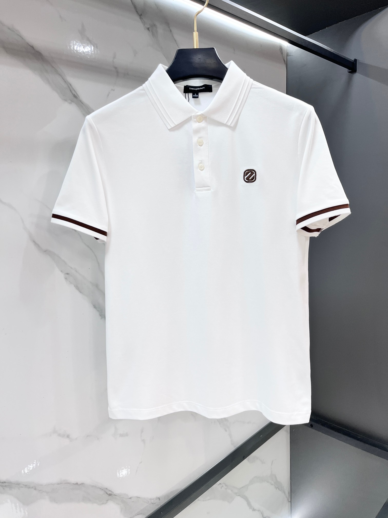 NO:774947,Ermenegildo Zegna 2026 spring and summer new product lapel polo short-sleeved fashion item design, more fashionable and comfortable, high standard customization, very stylish upper body, luxury brand classic LOGO pattern, customer-supplied accessories, customer-supplied imported comfortable and breathable fabrics with very delicate texture, exquisite details and exquisite craftsmanship, accessories are all supplied by foreign customers, a highly moldable item, can be matched with any fashion, the shape is super good, a must-have item for trendy men!  ……………………………………………………………… SizeM-XXXXL,,zegna,T-shirt,19860909杰尼亚 2026春夏新品翻领polo短袖 时尚单品设计,更加时尚舒适,高标准定制,上身非常有型,奢华品牌经典LOGO图案 客供辅料,客供进口舒适透气面料质感非常细腻,细节工艺精湛考究,辅料皆为外商客供,塑造性极高的一款单品,任何时装都可以搭配,版型超级好 潮男必备单品！…………………………………………………… SizeM-XXXXL,,zegna,T-shirt,,Men's clothing