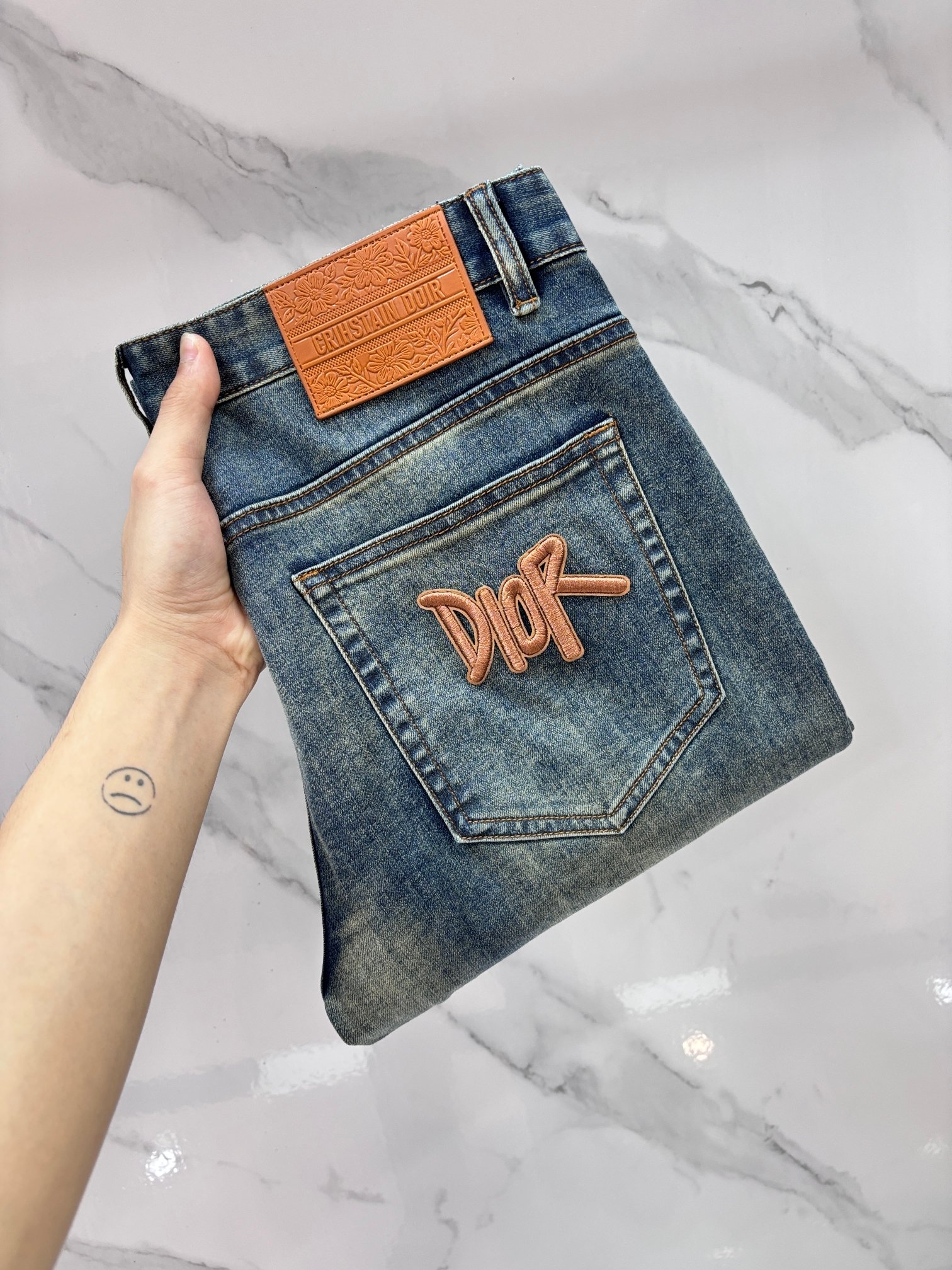 NO:774882,Dior high-end customization, 2026 early autumn latest jeans, simultaneous sale at the counter, original customization, customer-supplied hardware accessories, original order quality, imported solid-color denim elastic fabric, heavy washing, fine workmanship, excellent upper body!  The preferred items are complete in three sizes.…………………………………………………… Size29-38, dior, jeans,19860909迪奥 高端定制、2026早秋最新款牛仔裤 柜台同步发售 原版定制 客供五金辅料 原单品质 进口固色牛仔弹力面料 重工洗水 做工走线精细 上身绝佳！优选单品 三标齐全.…………………………………………………… Size29-38,,dior,jeans,,Men's clothing