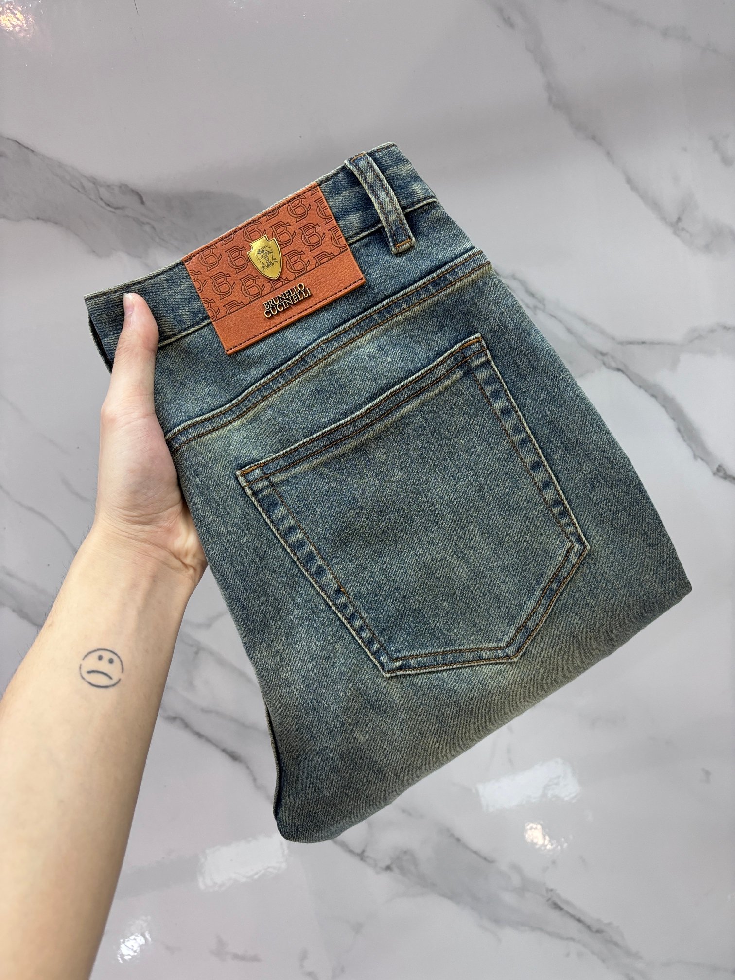 NO:774886,BC high-end customization, 2026 early autumn latest jeans, sold simultaneously at the counter, original customization, customer-supplied hardware accessories, original order quality, imported solid-color denim elastic fabric, heavy washing, fine workmanship and routing, excellent upper body!  The preferred items are complete with three standards.…………………………………………………… Size29-38,,jeans,19860909BC 高端定制、2026早秋最新款牛仔裤 柜台同步发售 原版定制 客供五金辅料 原单品质 进口固色牛仔弹力面料 重工洗水 做工走线精细 上身绝佳！优选单品 三标齐全.…………………………………………………… Size29-38,,jeans,,Men's clothing