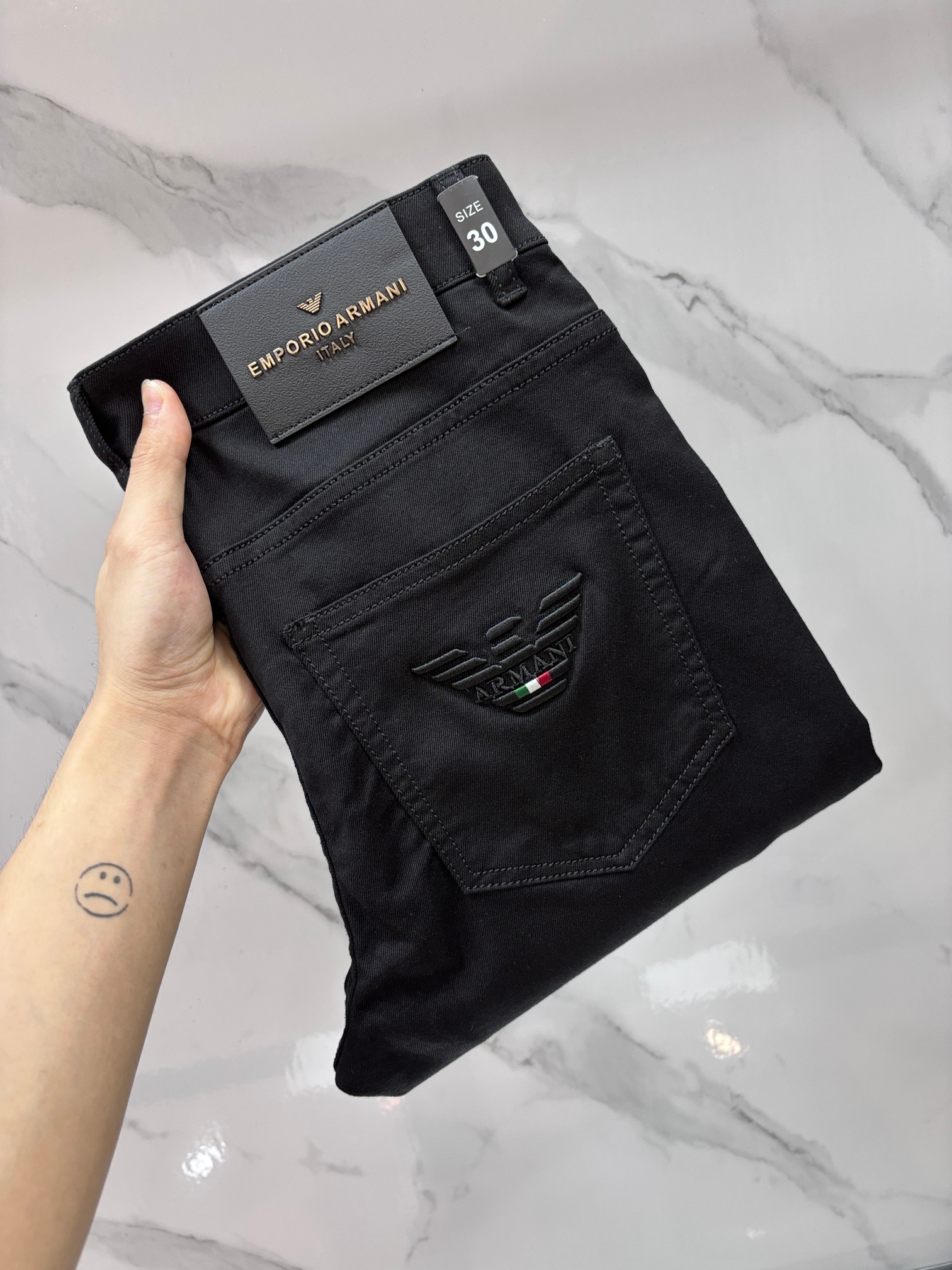 NO:774884,Armani high-end customization, 2026 early autumn latest jeans, simultaneous sale at the counter, original customization, customer-supplied hardware and accessories, original order quality, imported solid color denim elastic fabric, heavy washing, fine workmanship and routing, excellent upper body!  The preferred items are complete in three sizes.…………………………………………………… Size29-38,,armani,jeans,19860909阿玛尼 高端定制、2026早秋最新款牛仔裤 柜台同步发售 原版定制 客供五金辅料 原单品质 进口固色牛仔弹力面料 重工洗水 做工走线精细 上身绝佳！优选单品 三标齐全.…………………………………………………… Size29-38,,armani,jeans,,Men's clothing