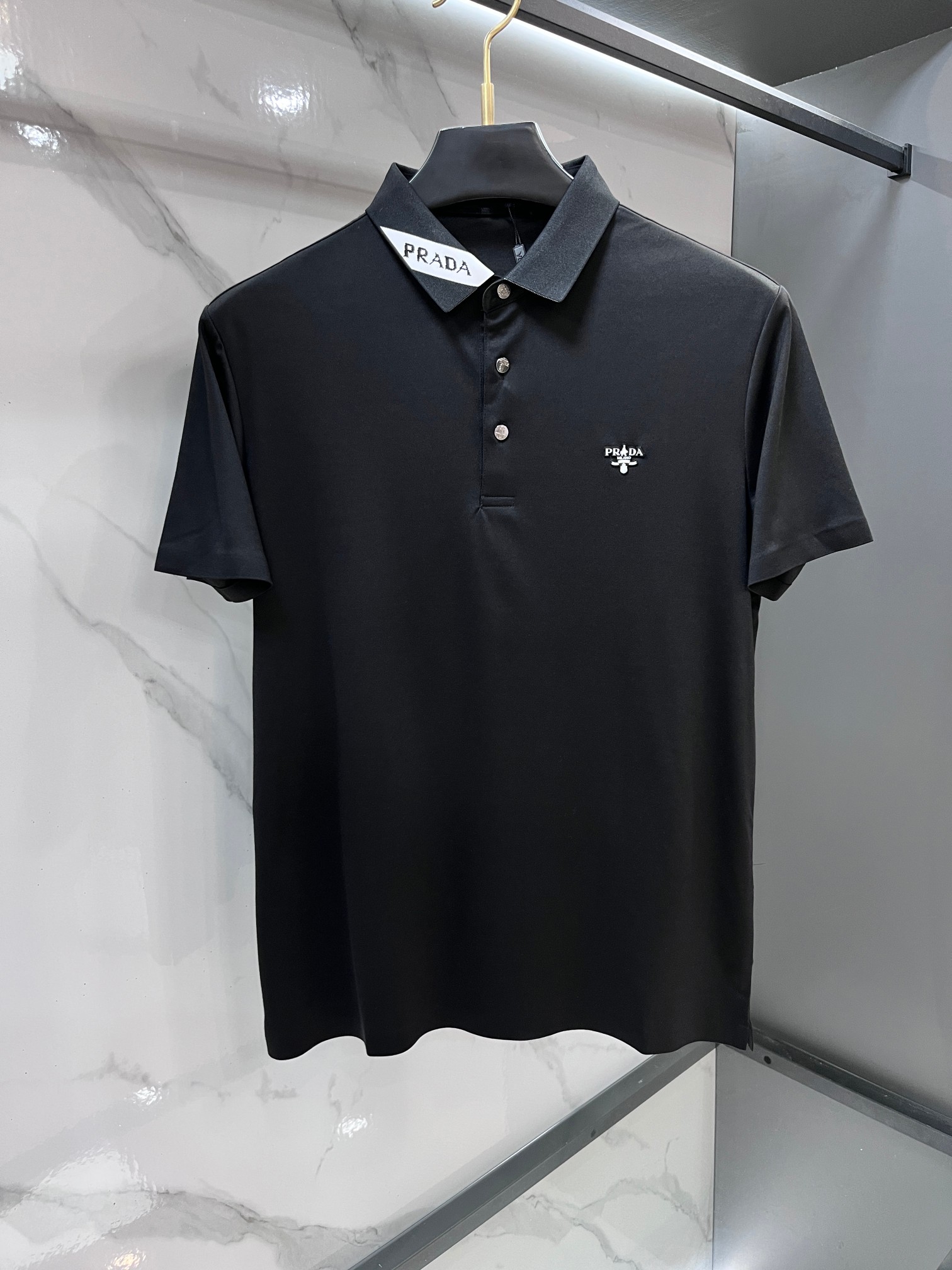 NO:860356,Prada's 2026ss new summer product, men's no-iron, anti-quick-drying business short-sleeved POLO shirt, rarely available through trading company channels, ahead of GW sales!  Lujia's summer show item, unique texture!  The fabric is silky and shiny, no-iron, anti-wrinkle and full of drape. No matter how you ravage it, it will remain as smooth as ever!  The fabric is made from custom-made imported polyester fiber fabrics. The fabric is wrinkle-resistant, lightweight and easy to care for. It feels light, silky and delicate. It has excellent breathability, moisture absorption and quick-drying properties. The upper body has a cooling effect. It is definitely the best choice for your summer wardrobe. If you get the actual product, you will definitely have an endless desire to repurchase!  The exquisite and smooth hemming and routing technology can withstand the harsh scrutiny and severe test of the masses. The first-class tailoring with basic fit makes the upper body three-dimensional and tall, handsome and charming!  …………………………………………………… SizeM-XXXXl,,louis vuitton,prada,louis vuitton,T-shirt,19860909普拉达 2026ss夏季新品,男士免烫抗速干商务短袖POLO衫,贸易公司渠道稀出,领先GW发售！驴家夏季秀款单品,独特纹理！面料丝滑冰感有光泽,免烫抗皱垂感十足,不论你如何蹂躏都会顺滑如初！ 面料精选客供定制进口聚酯纤维面料制成,面料抗皱轻盈好打理,手感轻薄丝滑细腻,拥有着极佳的透气吸湿速干性能,上身自带降温功效,绝对是夏日衣橱中不二之选,实物到手绝对会让你有无限回购的渴望！精湛平顺的包边走线工艺,经得起群众苛刻的目光审视及严峻考验,基础合体的一流版型裁剪,上身立体挺拔,帅气迷人！…………………………………………………… SizeM-XXXXl,,louis vuitton,prada,louis vuitton,T-shirt,,Men's clothing