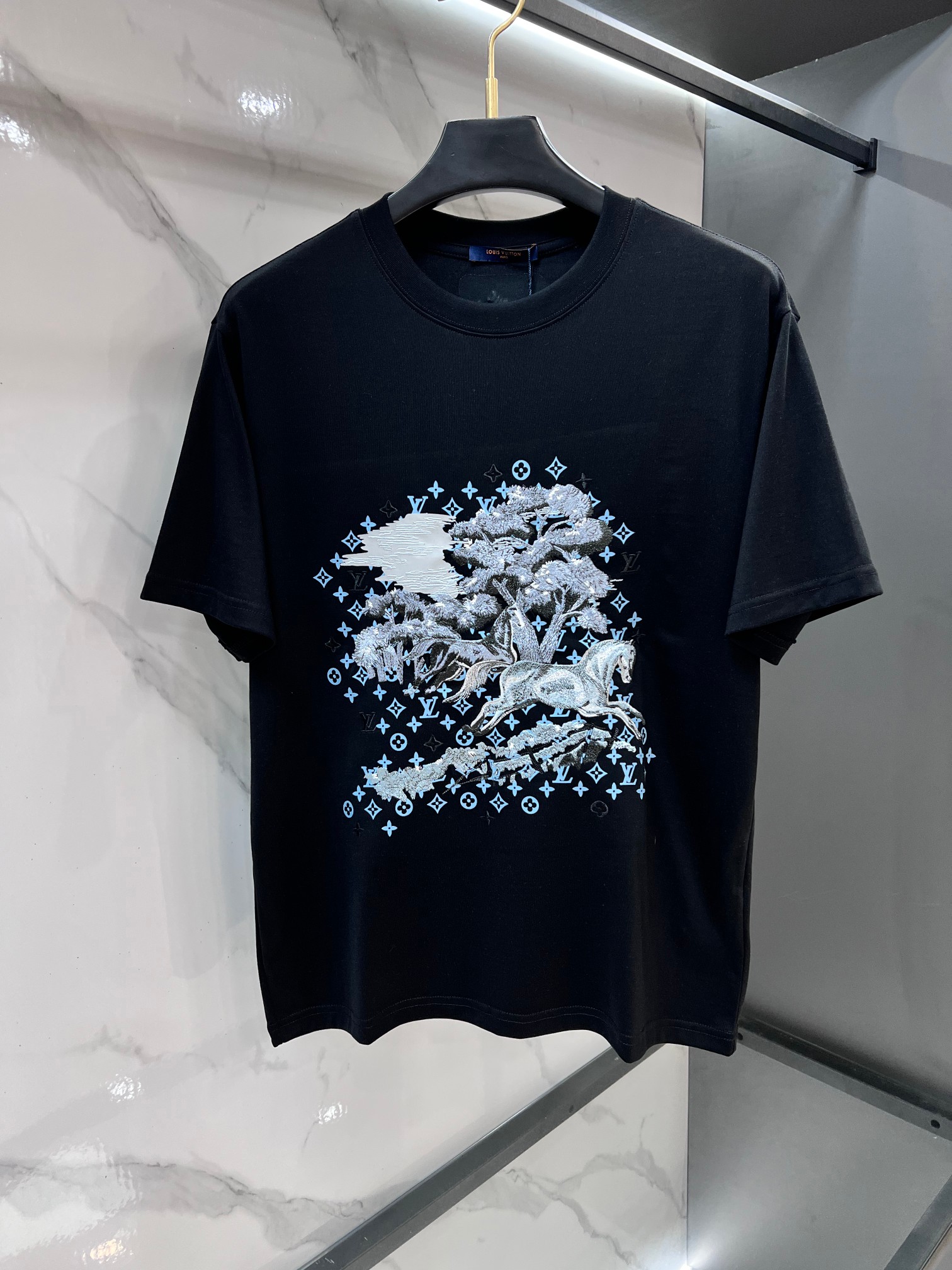 NO:830602,Lv 2026 new summer short-sleeved T-shirt, the exclusive first release of the personalized art series on the entire network. The versatile details are perfectly processed and the pure cotton fabric is very exquisite. The original fabric is the same high version as the Internet celebrity star. The high-quality feel is very comfortable, fashionable and personalized. It is super versatile and good-looking. It is the same style for men and women.…………………………………………………… SizeM-XXXL, Louis Vuitton, T-shirt, tees, t-shirt,19860909Lv 2026夏季新款短袖T恤,个性艺术系列全网独家首发 百搭款细节处理完美纯棉面料十分精致 原版面料 网红明星同款高版本 高品质手感非常舒服 时尚又个性 超级百搭好看的一款男女同款.………………………………………………… SizeM-XXXL,,louis vuitton,T-shirt,tees，t-shirt,,Men's clothing