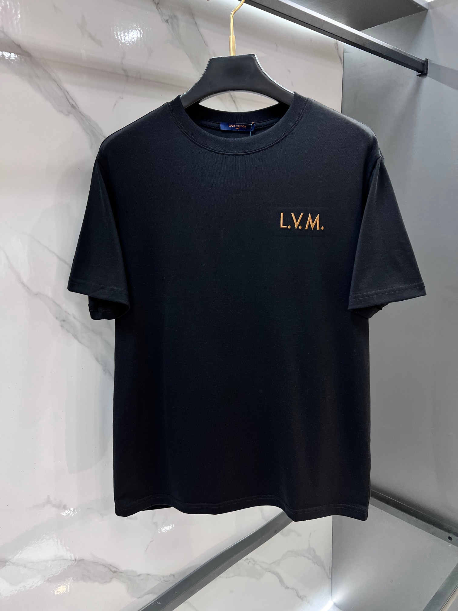NO:775002,Lv L.V.M. animal embroidered short-sleeved crew neck shirt, genuine purchased for 9350, 32-count double yarn Weiss cotton 235g, 1*1 stretch rib 258g, fabric fermentation wash, imported embroidery, customized 11 chapters, customized 11 trademarks, ZP consistent.…………………………………………………… SizeM-XXXL,,louis vuitton,T-shirt,19860909Lv L.V.M.动物刺绣短袖圆领衫 正品9350购入 32支双纱维斯棉235克 1*1舒弹罗纹258克 面料酵洗 进口刺绣 定制11章仔 定制11商标,ZP一致.………………………………………………… SizeM-XXXL,,louis vuitton,T-shirt,,Men's clothing