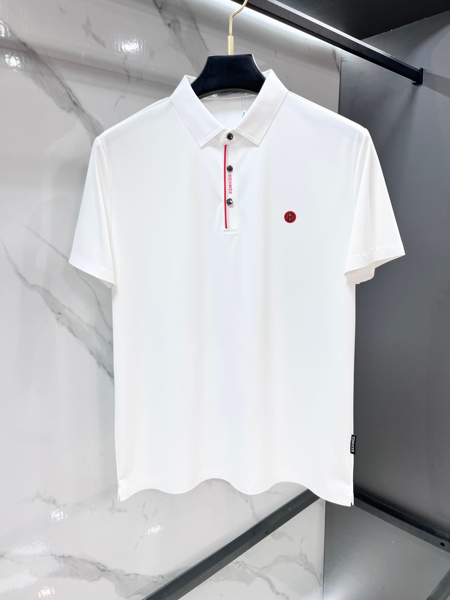 NO:777789,Hermès 2026ss new summer product, men's no-iron anti-quick-drying business short-sleeved POLO shirt, rarely available through trading company channels, ahead of GW sales!  Lujia's summer show item, unique texture!  The fabric is silky and shiny, no-iron, anti-wrinkle and full of drape. No matter how you ravage it, it will remain as smooth as ever!  The fabric is made from custom-made imported polyester fiber fabrics. The fabric is wrinkle-resistant, lightweight and easy to care for. It feels light, silky and delicate. It has excellent breathability, moisture absorption and quick-drying properties. The upper body has a cooling effect. It is definitely the best choice for your summer wardrobe. If you get the actual product, you will definitely have an endless desire to repurchase!  The exquisite and smooth hemming and routing technology can withstand the harsh scrutiny and severe test of the masses. The first-class tailoring with basic fit makes the upper body three-dimensional and tall, handsome and charming!  …………………………………………………… SizeM-XXXXl,,hermes,louis vuitton,louis vuitton,T-shirt,19860909爱马仕 2026ss夏季新品,男士免烫抗速干商务短袖POLO衫,贸易公司渠道稀出,领先GW发售！驴家夏季秀款单品,独特纹理！面料丝滑冰感有光泽,免烫抗皱垂感十足,不论你如何蹂躏都会顺滑如初！ 面料精选客供定制进口聚酯纤维面料制成,面料抗皱轻盈好打理,手感轻薄丝滑细腻,拥有着极佳的透气吸湿速干性能,上身自带降温功效,绝对是夏日衣橱中不二之选,实物到手绝对会让你有无限回购的渴望！精湛平顺的包边走线工艺,经得起群众苛刻的目光审视及严峻考验,基础合体的一流版型裁剪,上身立体挺拔,帅气迷人！…………………………………………………… SizeM-XXXXl,,hermes,louis vuitton,louis vuitton,T-shirt,,Men's clothing