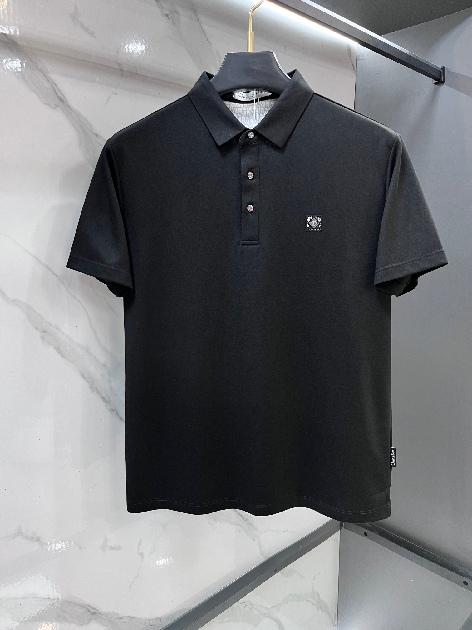 NO:774985,Dior's new 2026ss summer product, men's no-iron anti-quick-drying business short-sleeved POLO shirt, is rarely available through trading company channels, and is sold ahead of GW!  Lujia's summer show item, unique texture!  The fabric is silky and shiny, no-iron, anti-wrinkle and full of drape. No matter how you ravage it, it will remain as smooth as ever!  The fabric is made from custom-made imported polyester fiber fabrics. The fabric is wrinkle-resistant, lightweight and easy to care for. It feels light, silky and delicate. It has excellent breathability, moisture absorption and quick-drying properties. The upper body has a cooling effect. It is definitely the best choice for your summer wardrobe. If you get the actual product, you will definitely have an endless desire to repurchase!  The exquisite and smooth hemming and routing technology can withstand the harsh scrutiny and severe test of the masses. The first-class tailoring with basic fit makes the upper body three-dimensional and tall, handsome and charming!  …………………………………………………… SizeM-XXXXl,,dior,louis vuitton,louis vuitton,T-shirt,19860909迪奥 2026ss夏季新品,男士免烫抗速干商务短袖POLO衫,贸易公司渠道稀出,领先GW发售！驴家夏季秀款单品,独特纹理！面料丝滑冰感有光泽,免烫抗皱垂感十足,不论你如何蹂躏都会顺滑如初！ 面料精选客供定制进口聚酯纤维面料制成,面料抗皱轻盈好打理,手感轻薄丝滑细腻,拥有着极佳的透气吸湿速干性能,上身自带降温功效,绝对是夏日衣橱中不二之选,实物到手绝对会让你有无限回购的渴望！精湛平顺的包边走线工艺,经得起群众苛刻的目光审视及严峻考验,基础合体的一流版型裁剪,上身立体挺拔,帅气迷人！…………………………………………………… SizeM-XXXXl,,dior,louis vuitton,louis vuitton,T-shirt,,Men's clothing