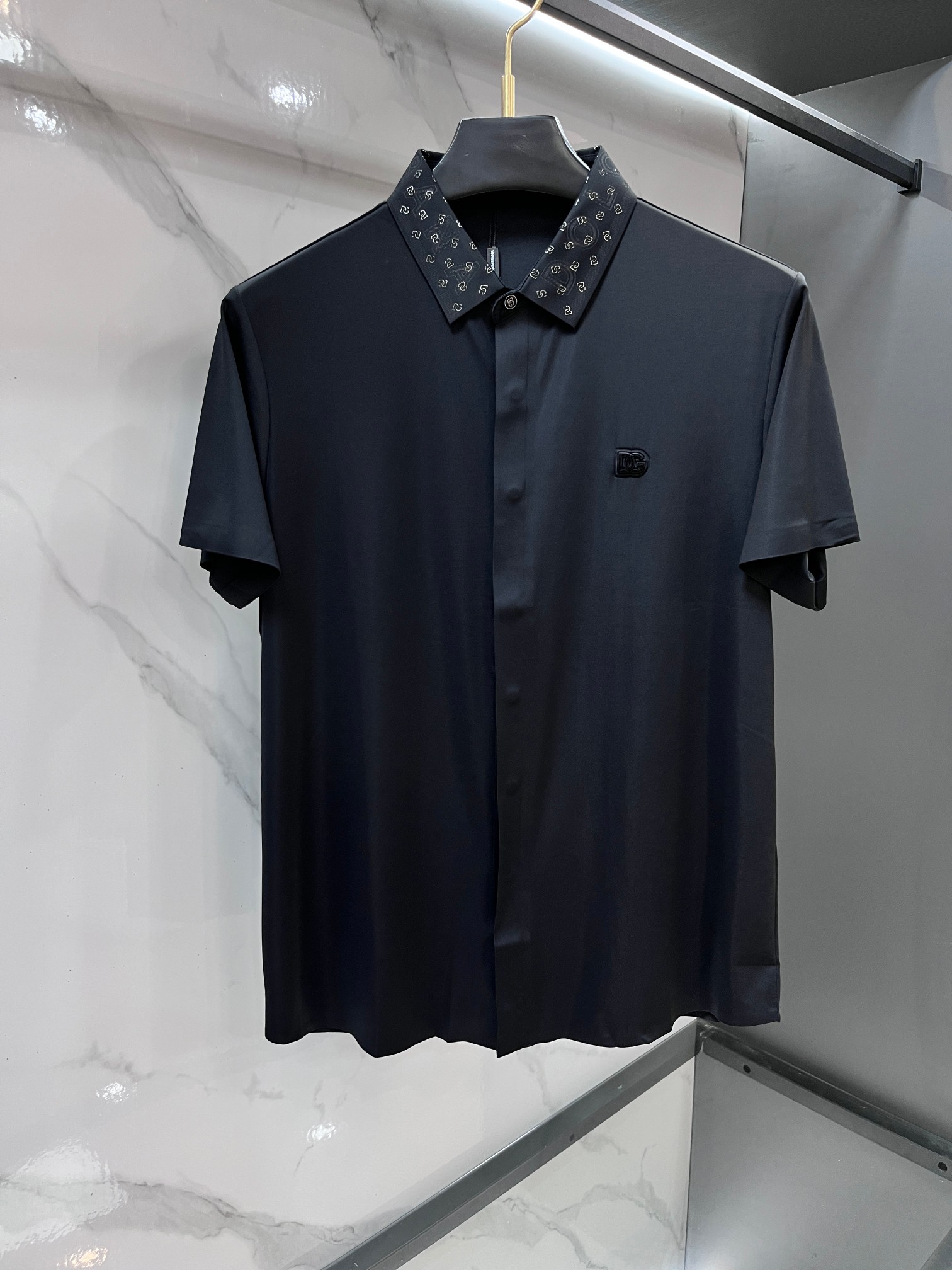 NO:774922,DG 2026ss new lapel short-sleeved shirt, customized top-notch cool nylon seamless shirt!  Designed with heavy craftsmanship, embellished with logos of fashionable big-name elements, the upper body has a great shape, and the fabric is fine, comfortable and breathable. It looks great with any combination and is a must-have for fashionable men!  ……………………………………………………………… SizeM-XXXXL,,shirts,T-shirt,19860909DG 2026ss新款翻领短袖衬衫,定制顶级冰爽锦氨无痕衬衫！重工艺设计,时尚大牌元素logo点缀,上身版型超赞,面料细腻舒适透气,随意搭配都超级好看时尚型男必备款哦！…………………………………………………… SizeM-XXXXL,,shirts,T-shirt,,Men's clothing