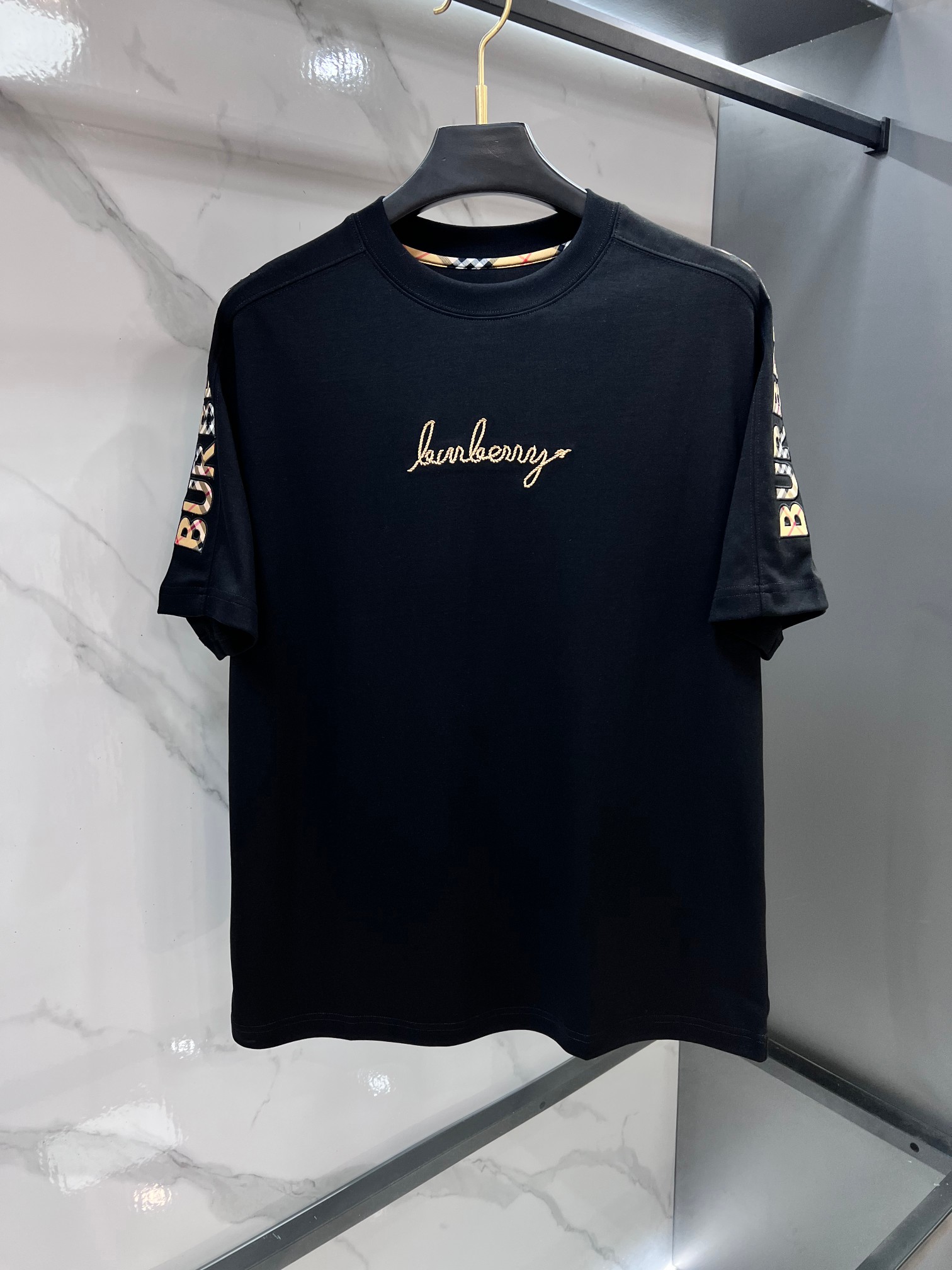 NO:774974,Burberry 26ss new men's and women's short-sleeved T-shirts, classic logo big-name element craft design, fashionable and casual short-sleeved T-shirts 300g cotton fabric, soft and skin-friendly, comfortable and breathable.……………………………………………………………… SizeM-XXXL,,burberry,T-shirt,tees,t-shirt,19860909巴宝莉 26ss新款男女同款短袖T恤,经典logo大牌元素工艺设计,时尚休闲短袖T恤衫300g全棉面料,手感柔软亲肤,着身舒适透气性都无法挑剔.…………………………………………………… SizeM-XXXL,,burberry,T-shirt,tees，t-shirt,,Men's clothing