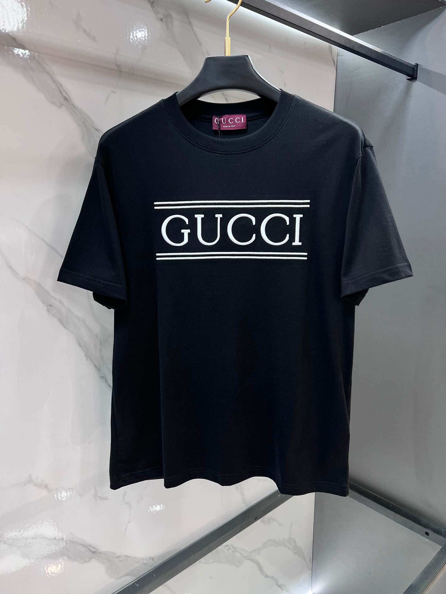 NO:830581,Gucci 2026 spring and summer new style debut counter, the latest short-sleeved round neck T-shirt, high-end custom design, avant-garde and fashionable!  Brand logo craft embroidery letter design, high-end customized cloud cotton fabric. Soft to the touch. Comfortable to wear. Counter-level exquisite stitching. Fine workmanship. The upper body effect is incomparably handsome!  A must-have item for a stylish man!  ……………………………………………………………… SizeM-XXXL,,gucci,T-shirt,tees,t-shirt,19860909Gucci 2026春夏新款首发专柜最新款短袖圆领T恤 高端订制 设计前卫时尚！品牌logo工艺刺绣字母设计 高端定制云朵棉面料.手感柔软.穿着舒适.专柜级别精致车线.做工精细.上身效果无敌帅气！型男必备单品！ …………………………………………………… SizeM-XXXL,,gucci,T-shirt,tees，t-shirt,,Men's clothing