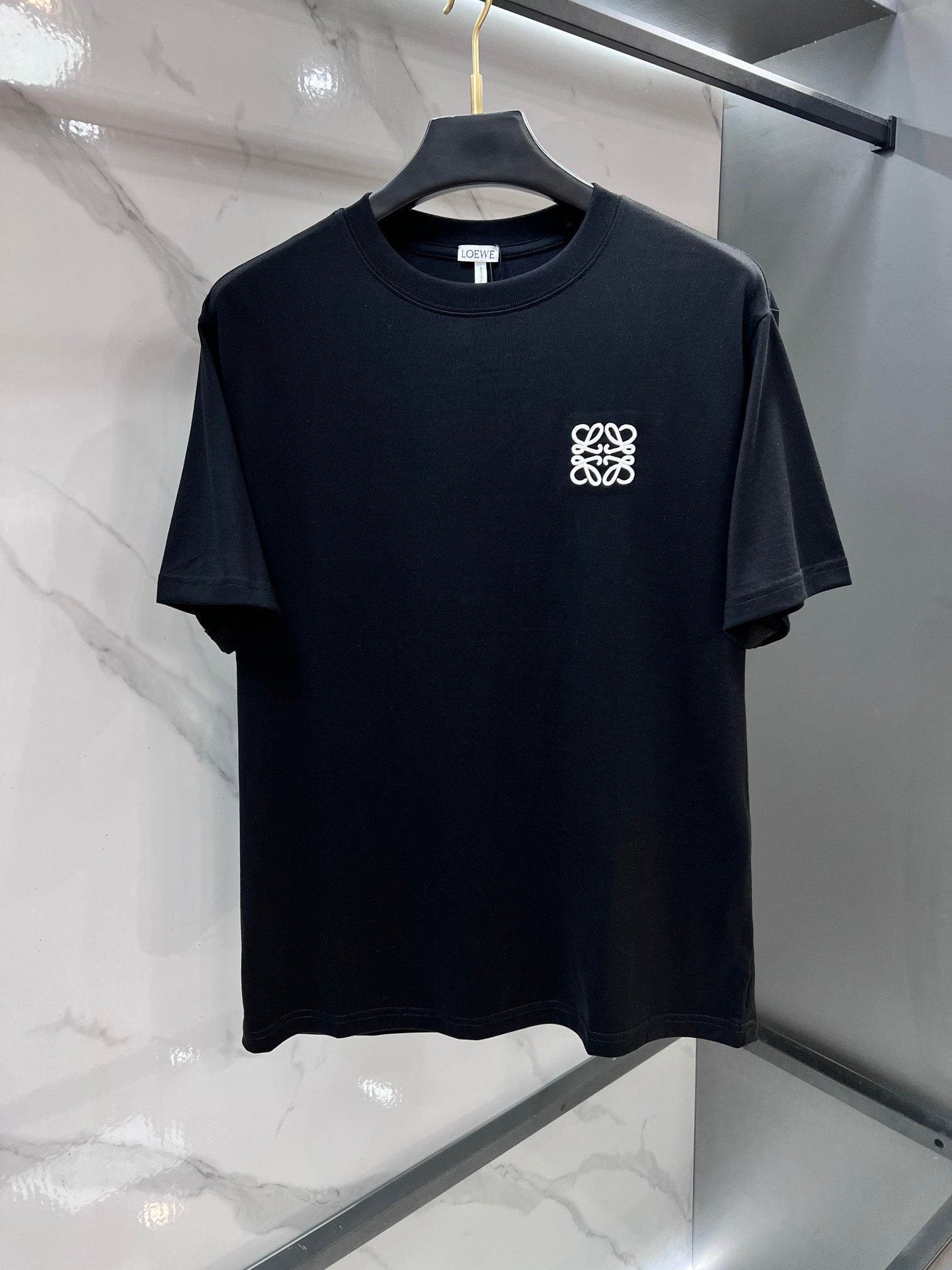 NO:775008,Loewe high version of the new original men's casual short sleeves, high-end customization, fashionable and versatile, high weight, imported fabrics, super soft and delicate to wear, skin-friendly and comfortable to wear, high-end boutique, the upper body is exquisitely made by the factory, a must-have item for men, complete with three standards.……………………………………………………………… SizeM-XXXL,, loewe, T-shirt,19860909罗意威 高版本新款原单男士休闲短袖 高端定制 时尚百搭爆款 高克重 进口面料 手感超柔软细腻 穿着亲肤舒适 高端精品 代工厂精细做上身非常赞 男士必备单品 三标齐全.…………………………………………………… SizeM-XXXL,,loewe,T-shirt,,Men's clothing