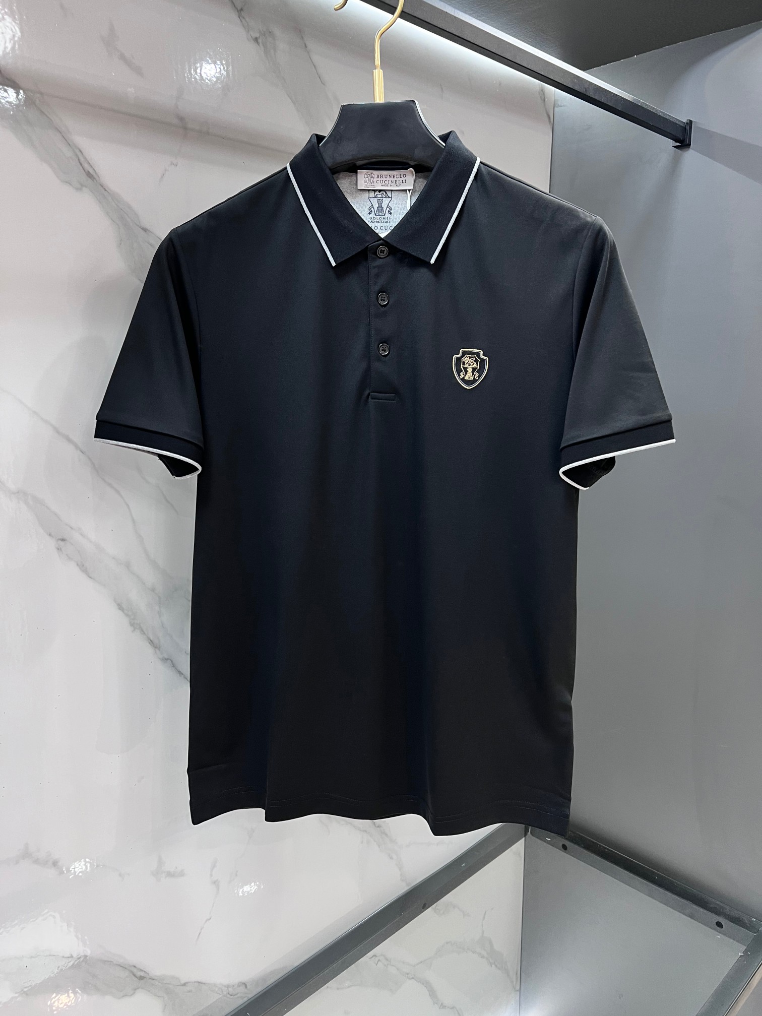 NO:774960,BC 2026ss summer counter new men’s lapel polo shirt!  The ceiling-level business men's style of high-end men's clothing!  Simple and fashionable yet elegant, it looks great when worn alone, and quality control/details control can be taken away with your eyes closed. It is low-key, luxurious and connotative!  The custom-woven mesh pique cotton fabric supplied by the customer is carefully made. The mesh texture is evenly arranged on the surface of the fabric. It has excellent breathability and heat dissipation and perspiration. The upper body comfort is completely better than ordinary single-sided jersey tissue!  The classic brand LOGO on the chest is made with top-notch craftsmanship. The LOGO is three-dimensional, clear and full, and has extraordinary texture. Whether it is worn as an inner layer or worn alone, it is a classic product!  The exquisite tailoring process, every detail is handled very standard and delicately, which cannot be compared with other low-end products on the market. It is a must-have basic and versatile Polo shirt for men!  …………………………………………………… SizeM-XXXL,,19860909BC 2026ss夏季专柜新款男士翻领Polo衫！高端男装的天花板级别的商务男款！简约时尚大气不失优雅,单穿内搭体面过人,品质控/细节控的闭眼带走,低调又奢华有内涵！客供定织网眼珠地棉布精心制成,面料表面排列均匀整齐的网眼纹理,透气性和散热排汗性极佳,上身舒适程度完全优于普通单面汗布组织！胸前经典的品牌LOGO标识,采用顶级工艺打造,LOGO立体清晰饱满,质感非凡的特质,无论是内搭还是单穿都是一款经典领域的产品！精妙绝伦的裁剪工艺,每一个细节处理的非常标准细腻,非市面一般LOW货可以媲美的,男士必入基础百搭款Polo衫推荐！…………………………………………………… SizeM-XXXL,,,Men's clothing