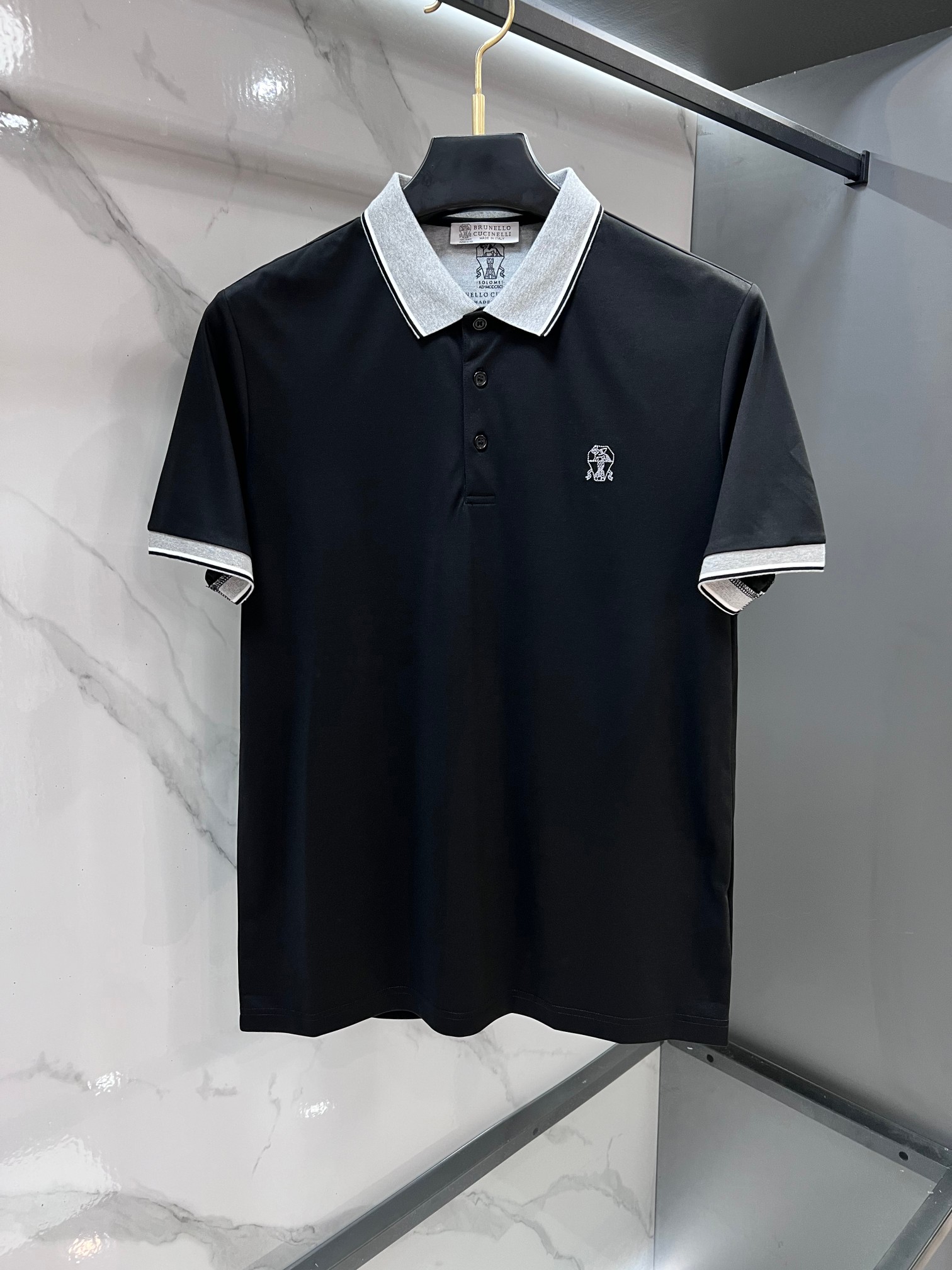 NO:777795,BC 2026ss summer counter new men’s lapel polo shirt!  The ceiling-level business men's style of high-end men's clothing!  Simple and fashionable yet elegant, it looks great when worn alone, and quality control/details control can be taken away with your eyes closed. It is low-key, luxurious and connotative!  The custom-woven mesh pique cotton fabric supplied by the customer is carefully made. The mesh texture is evenly arranged on the surface of the fabric. It has excellent breathability and heat dissipation and perspiration. The upper body comfort is completely better than ordinary single-sided jersey tissue!  The classic brand LOGO on the chest is made with top-notch craftsmanship. The LOGO is three-dimensional, clear and full, and has extraordinary texture. Whether it is worn as an inner layer or worn alone, it is a classic product!  The exquisite tailoring process, every detail is handled very standard and delicately, which cannot be compared with other low-end products on the market. It is a must-have basic and versatile Polo shirt for men!  …………………………………………………… SizeM-XXXL,,19860909BC 2026ss夏季专柜新款男士翻领Polo衫！高端男装的天花板级别的商务男款！简约时尚大气不失优雅,单穿内搭体面过人,品质控/细节控的闭眼带走,低调又奢华有内涵！客供定织网眼珠地棉布精心制成,面料表面排列均匀整齐的网眼纹理,透气性和散热排汗性极佳,上身舒适程度完全优于普通单面汗布组织！胸前经典的品牌LOGO标识,采用顶级工艺打造,LOGO立体清晰饱满,质感非凡的特质,无论是内搭还是单穿都是一款经典领域的产品！精妙绝伦的裁剪工艺,每一个细节处理的非常标准细腻,非市面一般LOW货可以媲美的,男士必入基础百搭款Polo衫推荐！…………………………………………………… SizeM-XXXL,,,Men's clothing