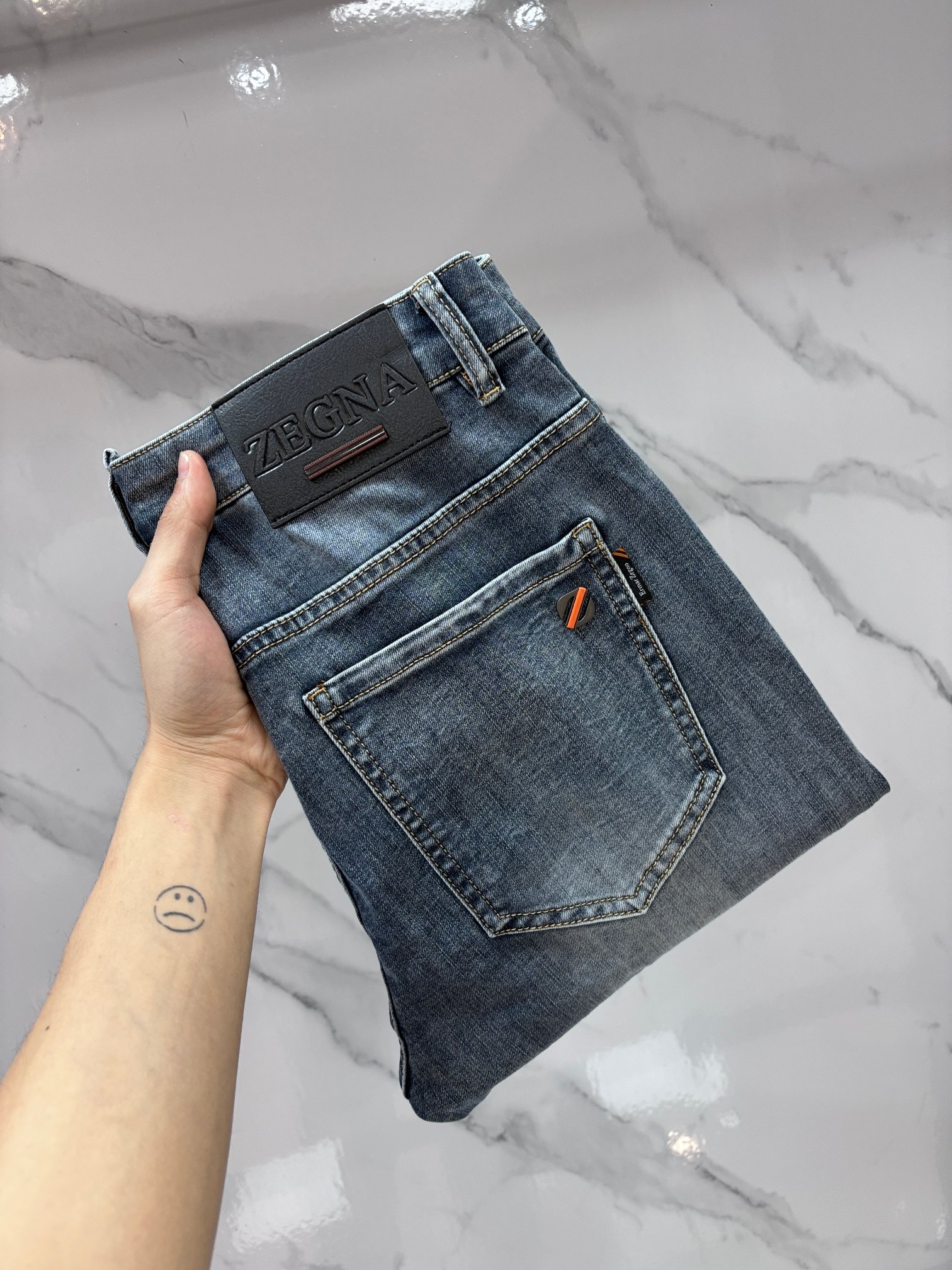 NO:774893,Ermenegildo Zegna's high-end customization, the latest jeans for early autumn 2026, are available simultaneously at the counter. Original customization. Customer-supplied hardware accessories. Original quality. Imported solid-color denim elastic fabric. Heavy washing. Fine workmanship and routing. Excellent upper body!  The preferred items are complete in three sizes.…………………………………………………… Size29-38,,zegna,jeans,19860909杰尼亚 高端定制、2026早秋最新款牛仔裤 柜台同步发售 原版定制 客供五金辅料 原单品质 进口固色牛仔弹力面料 重工洗水 做工走线精细 上身绝佳！优选单品 三标齐全.…………………………………………………… Size29-38,,zegna,jeans,,Men's clothing