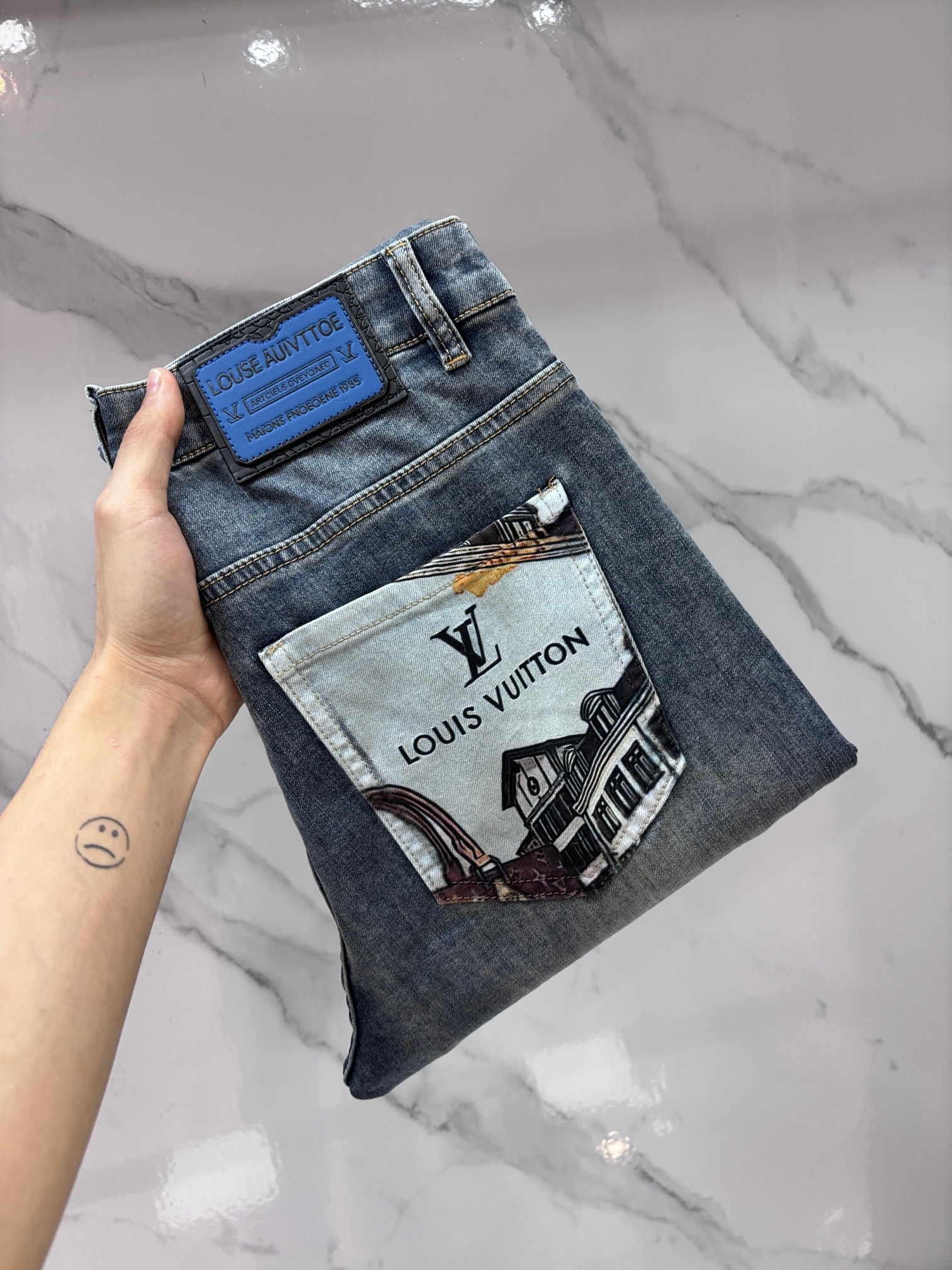 NO:774896,Lv high-end customization, 2026 early autumn latest jeans, simultaneous sale at the counter, original customization, customer-supplied hardware accessories, original order quality, imported solid-color denim elastic fabric, heavy washing, fine workmanship and routing, excellent upper body!  The preferred items are complete with three standards.……………………………………………… Size29-38,,louis vuitton,jeans,19860909Lv 高端定制、2026早秋最新款牛仔裤 柜台同步发售 原版定制 客供五金辅料 原单品质 进口固色牛仔弹力面料 重工洗水 做工走线精细 上身绝佳！优选单品 三标齐全.…………………………………………………… Size29-38,,louis vuitton,jeans,,Men's clothing