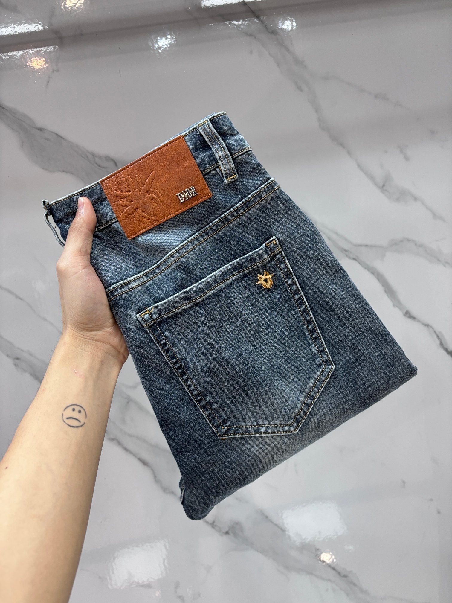 NO:774899,Dior high-end customization, 2026 early autumn latest jeans, simultaneous sale at the counter, original customization, customer-supplied hardware accessories, original order quality, imported solid-color denim elastic fabric, heavy washing, fine workmanship, excellent upper body!  The preferred items are complete in three sizes.…………………………………………………… Size29-38, dior, jeans,19860909迪奥 高端定制、2026早秋最新款牛仔裤 柜台同步发售 原版定制 客供五金辅料 原单品质 进口固色牛仔弹力面料 重工洗水 做工走线精细 上身绝佳！优选单品 三标齐全.…………………………………………………… Size29-38,,dior,jeans,,Men's clothing