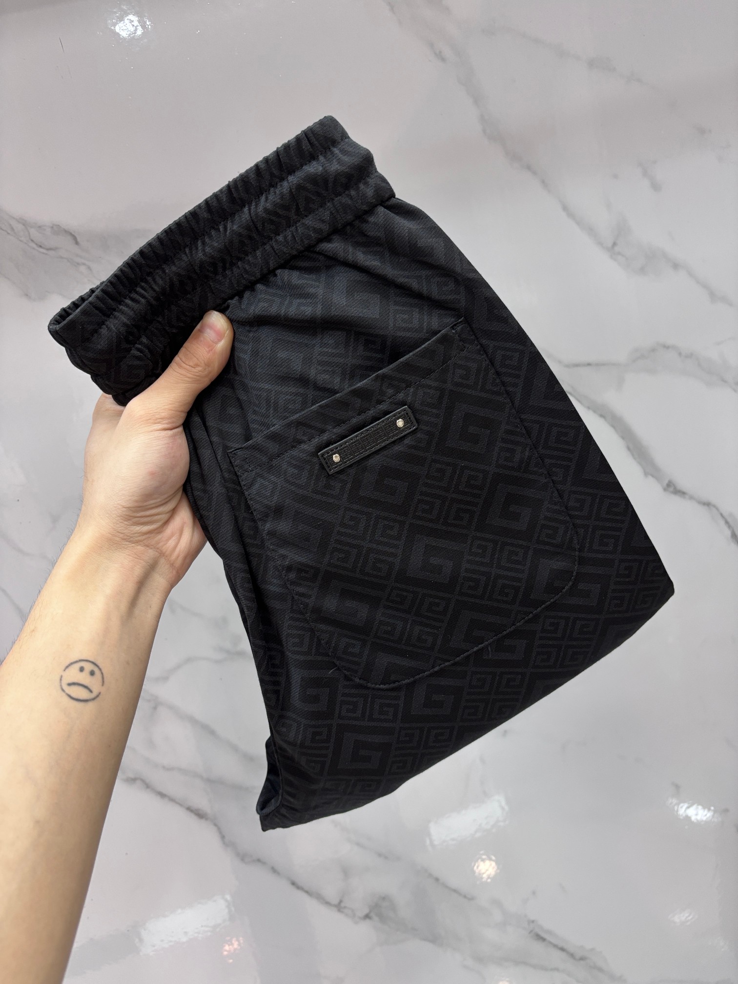 NO:777870,Versace's new products are on the market at the same time. High-quality fashionable casual pants made from original orders. Super versatile. Exclusively customized fabrics, with a delicate and soft feel, comfortable close-fitting, and a super stylish upper body! Original customized latest hardware accessories. Super beautiful shape, upper body and slender legs, impeccable lining and wiring, suitable for any occasion,…………………………………………………… SizeM-XXXL,,versace,19860909范思哲 新品同步上市.原单订制高品质时尚休闲裤.超级百搭款.独家定制面料,手感细腻柔软,贴身舒适,上身超有型！原版定制最新五金辅料.超靓版型、上身显腿修长,內里,走线都无可挑剔,任何场合都可出席,…………………………………………………… SizeM-XXXL,,versace,,Men's clothing